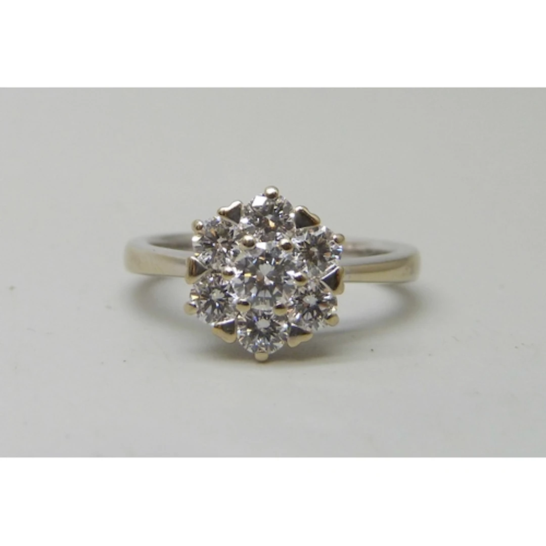 An 18ct white gold diamond cluster ring, 4.5g, M