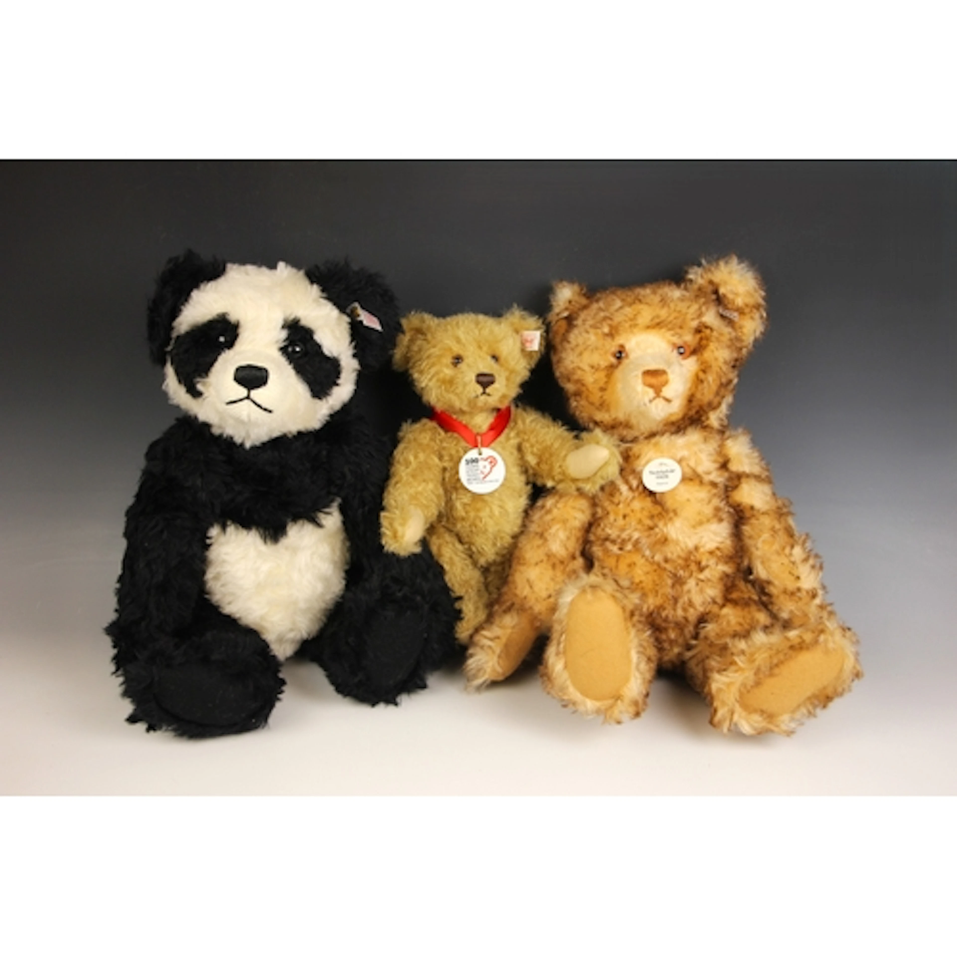 A limited edition Steiff 'Teddy bear 1926', numbered 1180 of...