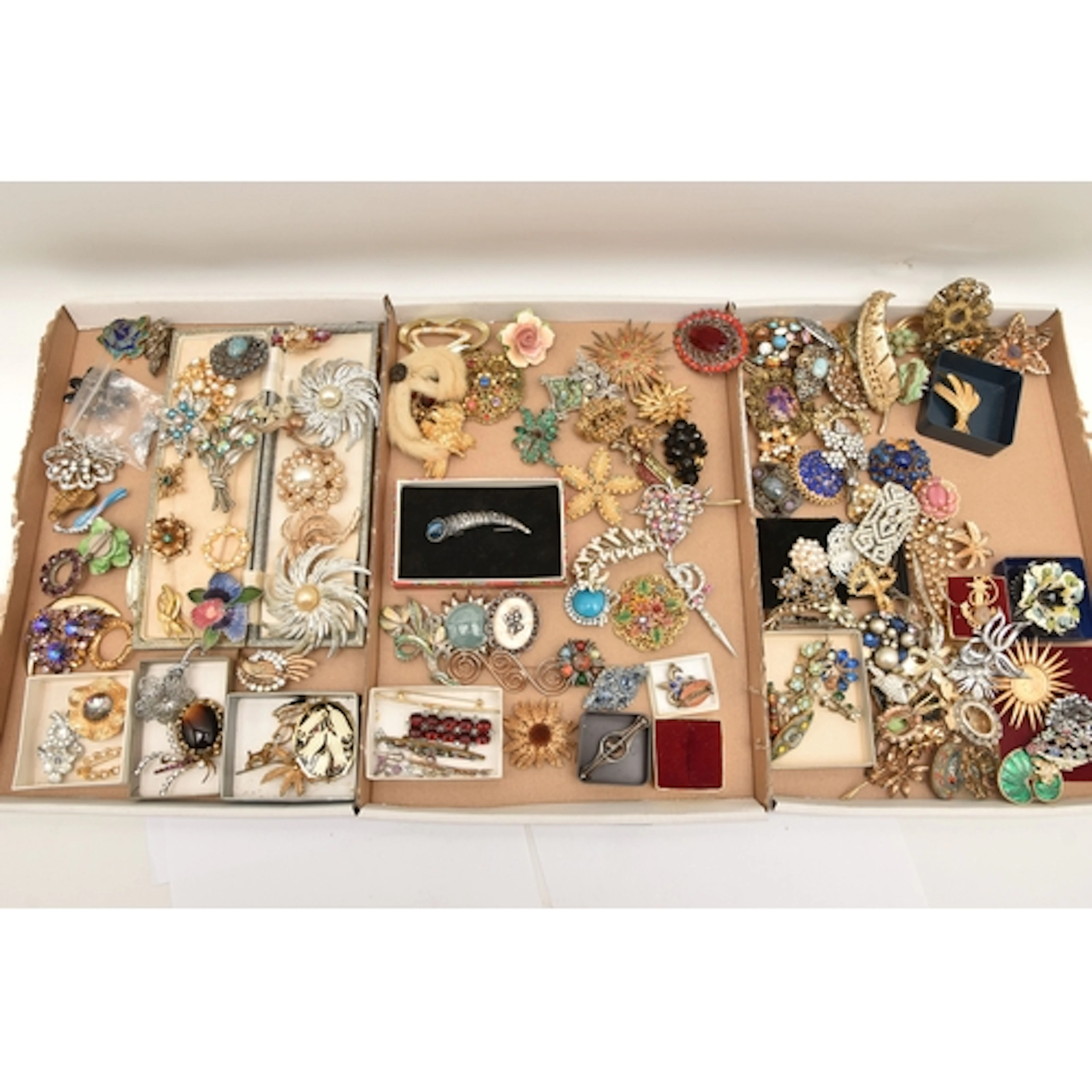 THREE TRAYS OF ASSORTED COSTUME BROOCHES, including 'Sarah C...