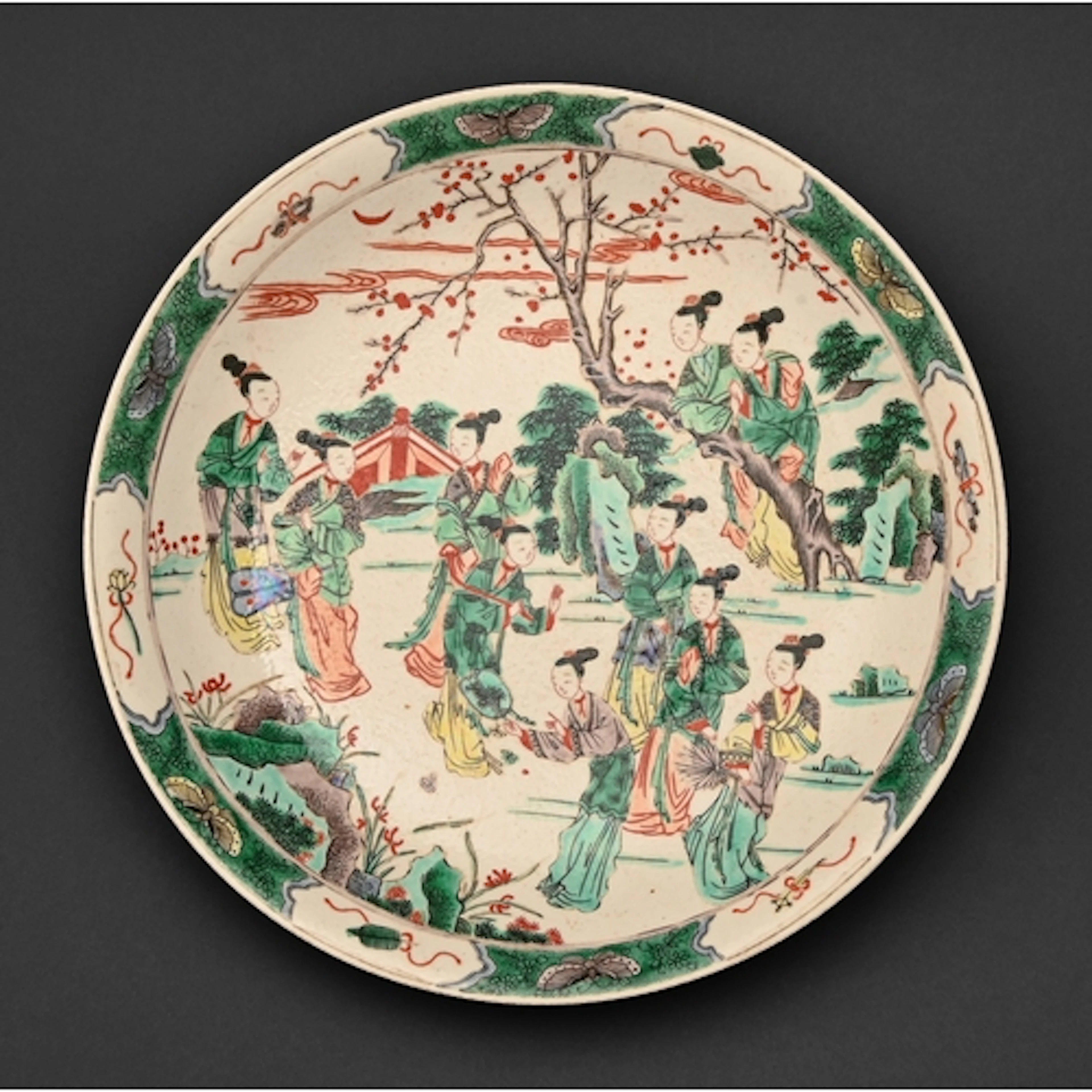 A Chinese famille verte porcelain dish, 19th c, painted in p...