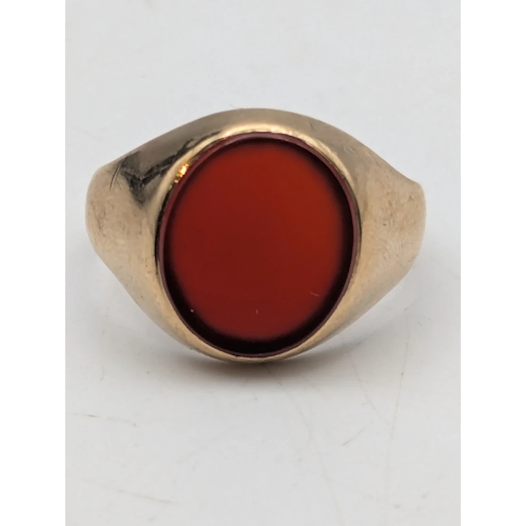 An oval cut, red carnelian 9ct yellow gold signet ring, stam...