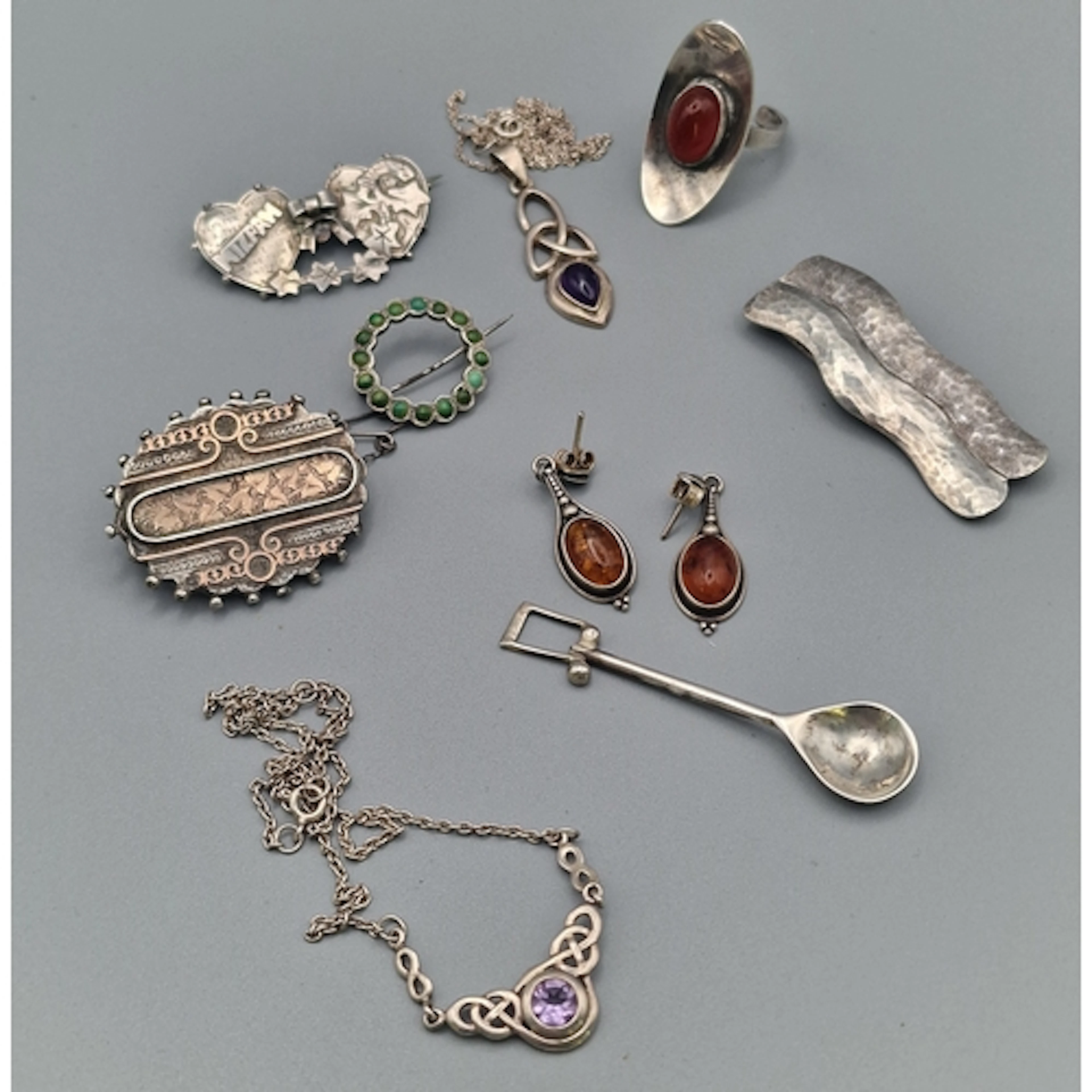 Bag of assorted silver jewellery to include: Victorian brooc...