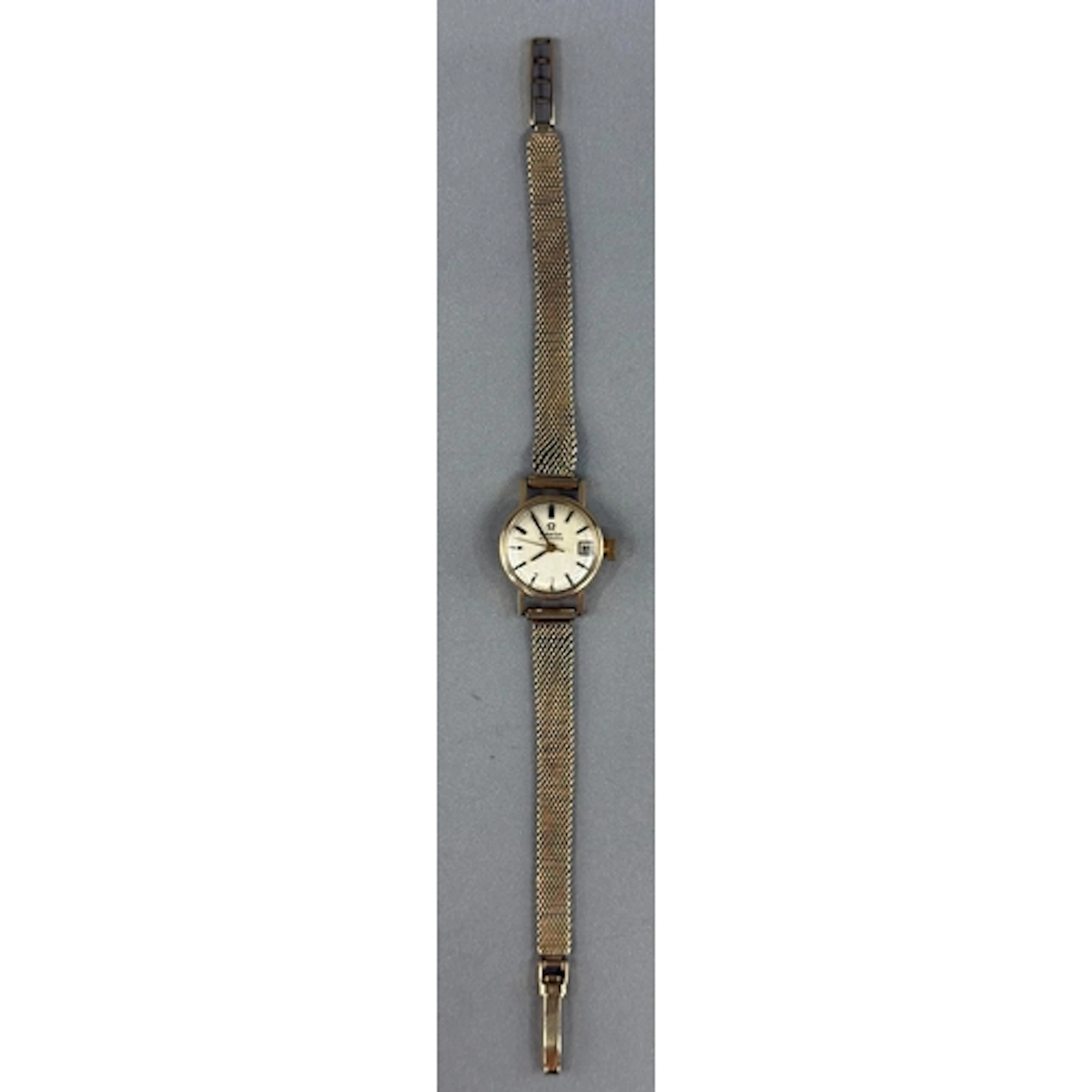 Watches: Ladies 9ct gold Omega automatic, 17mm round silver-...