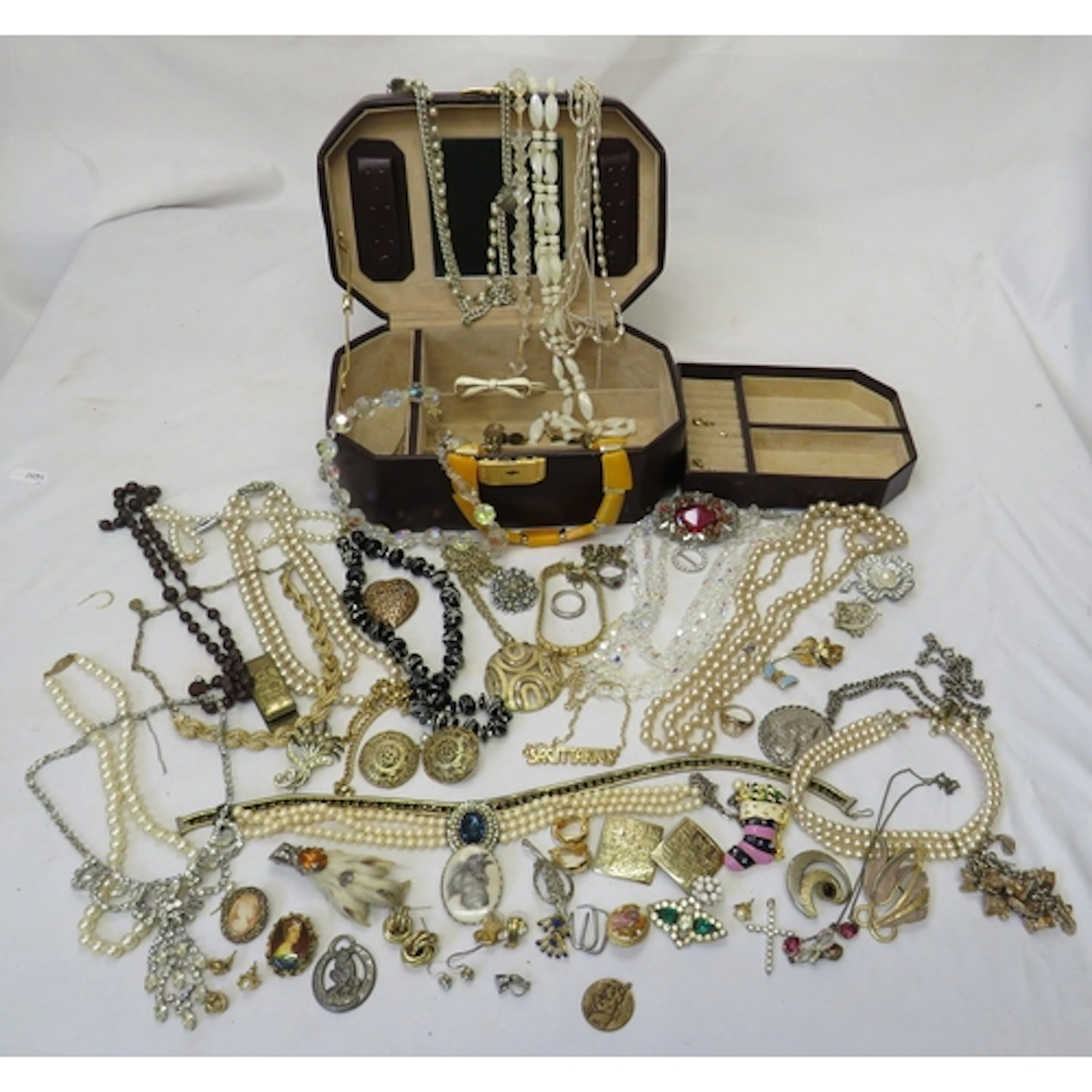 Vintage Costume Jewellery incl. faux pearls, double stranded...