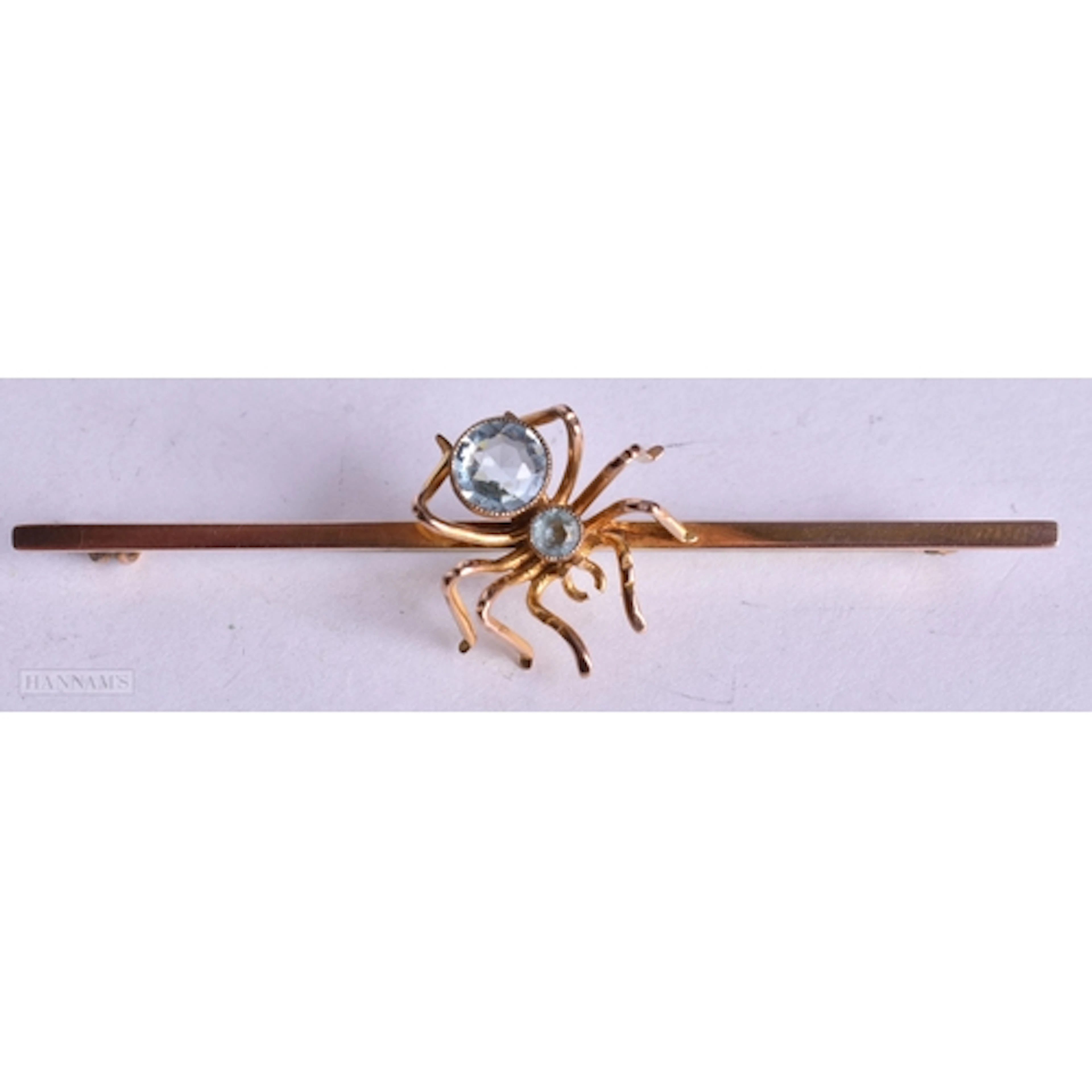 A GOLD AQUAMARINE SPIDER BROOCH. 3.5 grams. 6.5 cm x 1.5 cm.