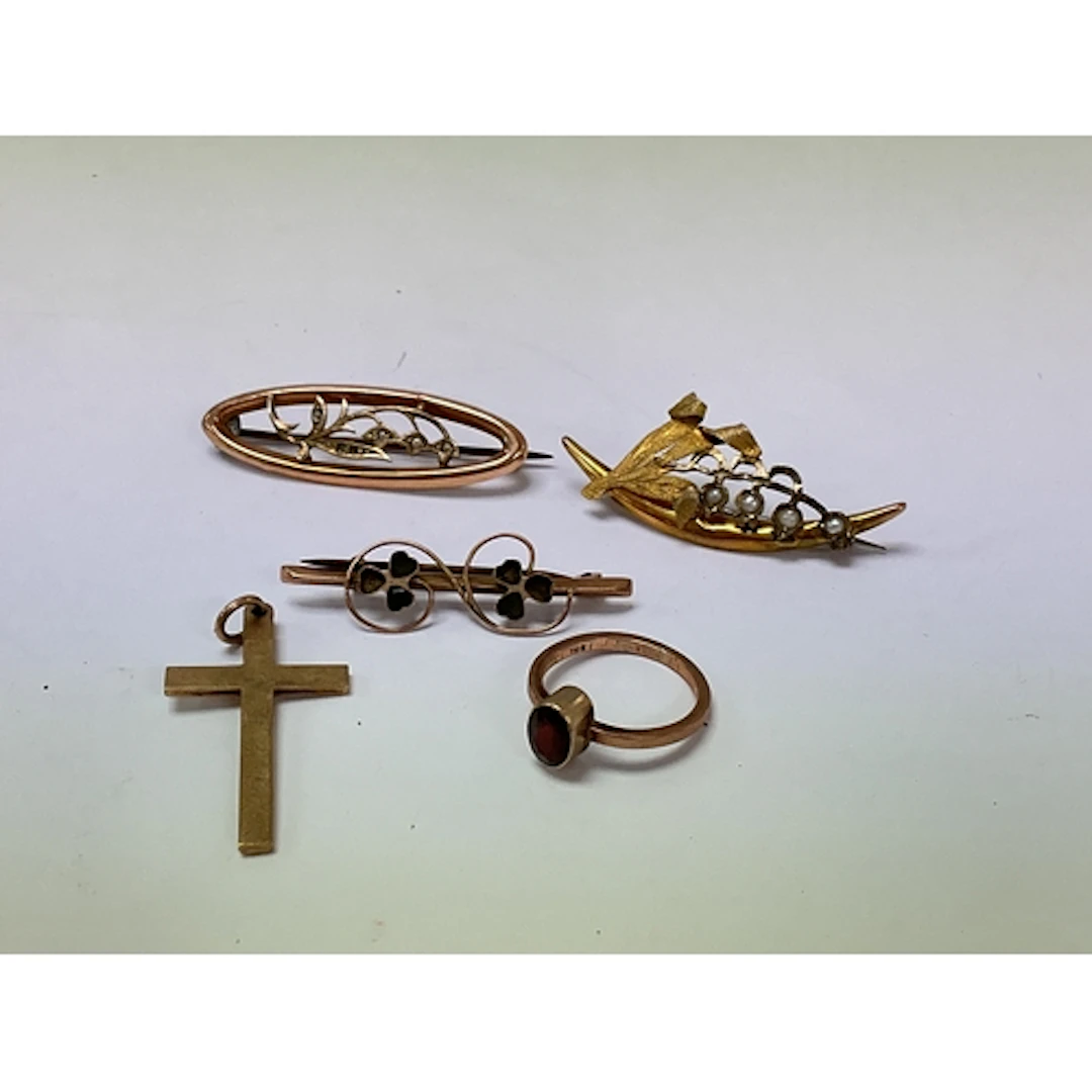 A small group of 9ct gold jewellery comprising three bar bro...