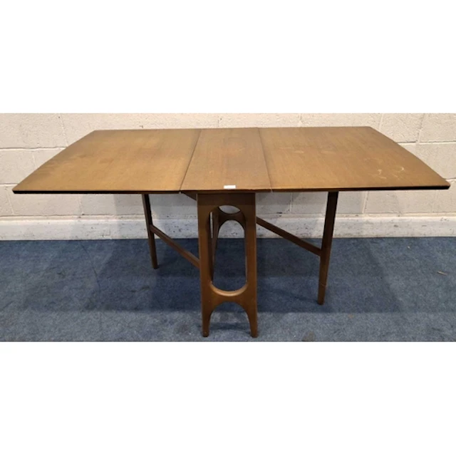 A MID-CENTURY TEAK GATE LEG TABLE (open width 152cm x close...
