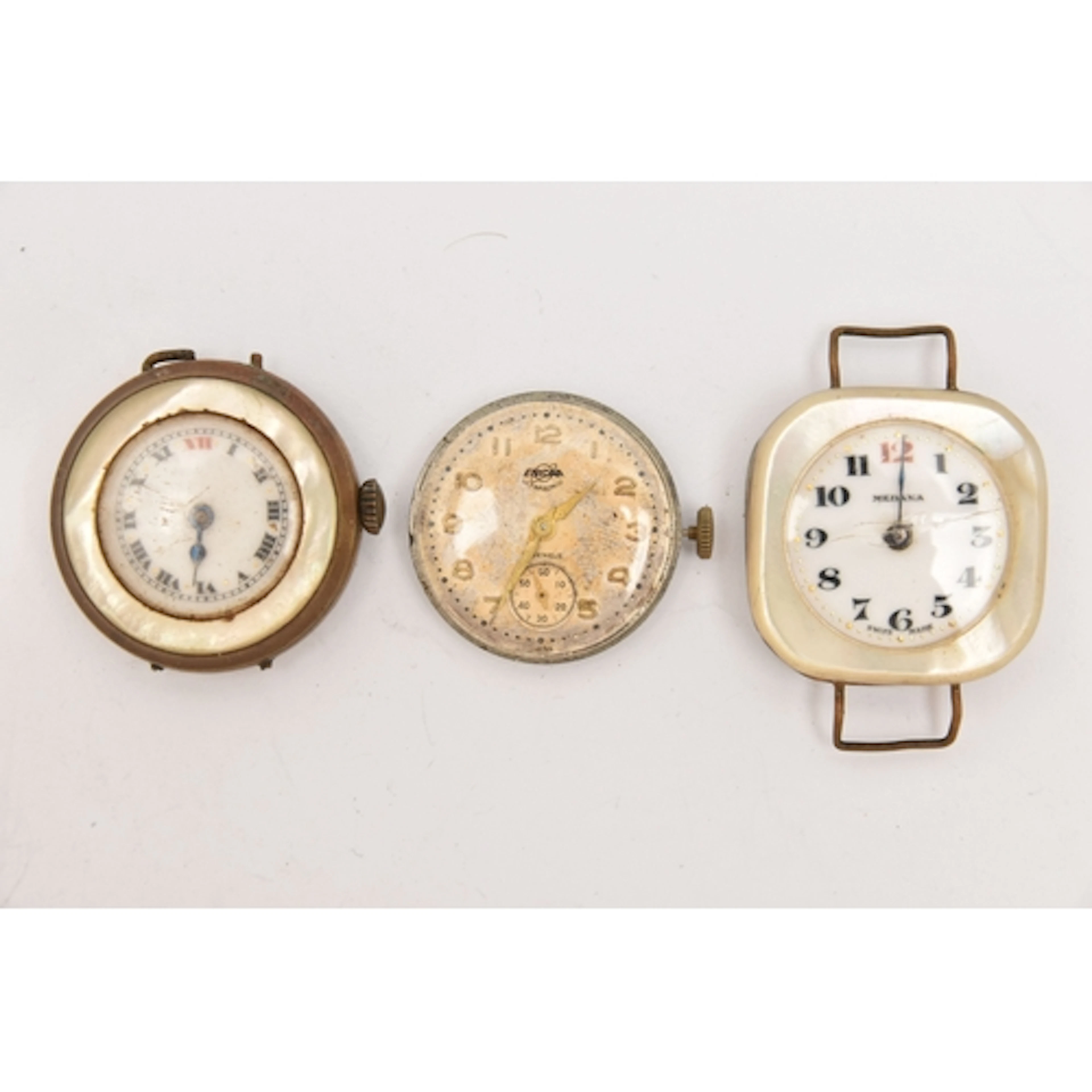A SMALL ASSORTMENT OF WATCH MOVEMENTS AND WATCH HEADS, to in...