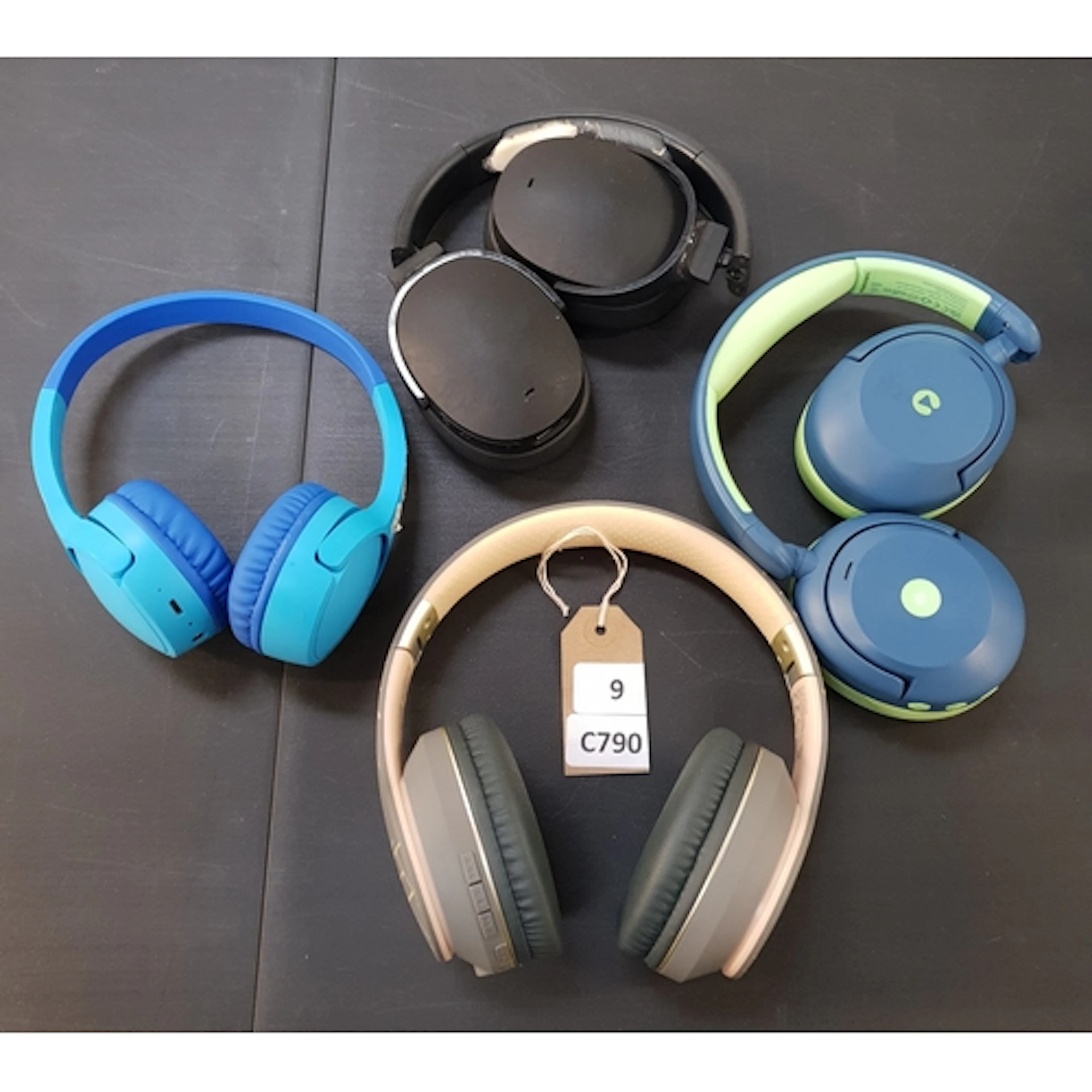 ONE BAG OF HEADPHONES including Skullcandy