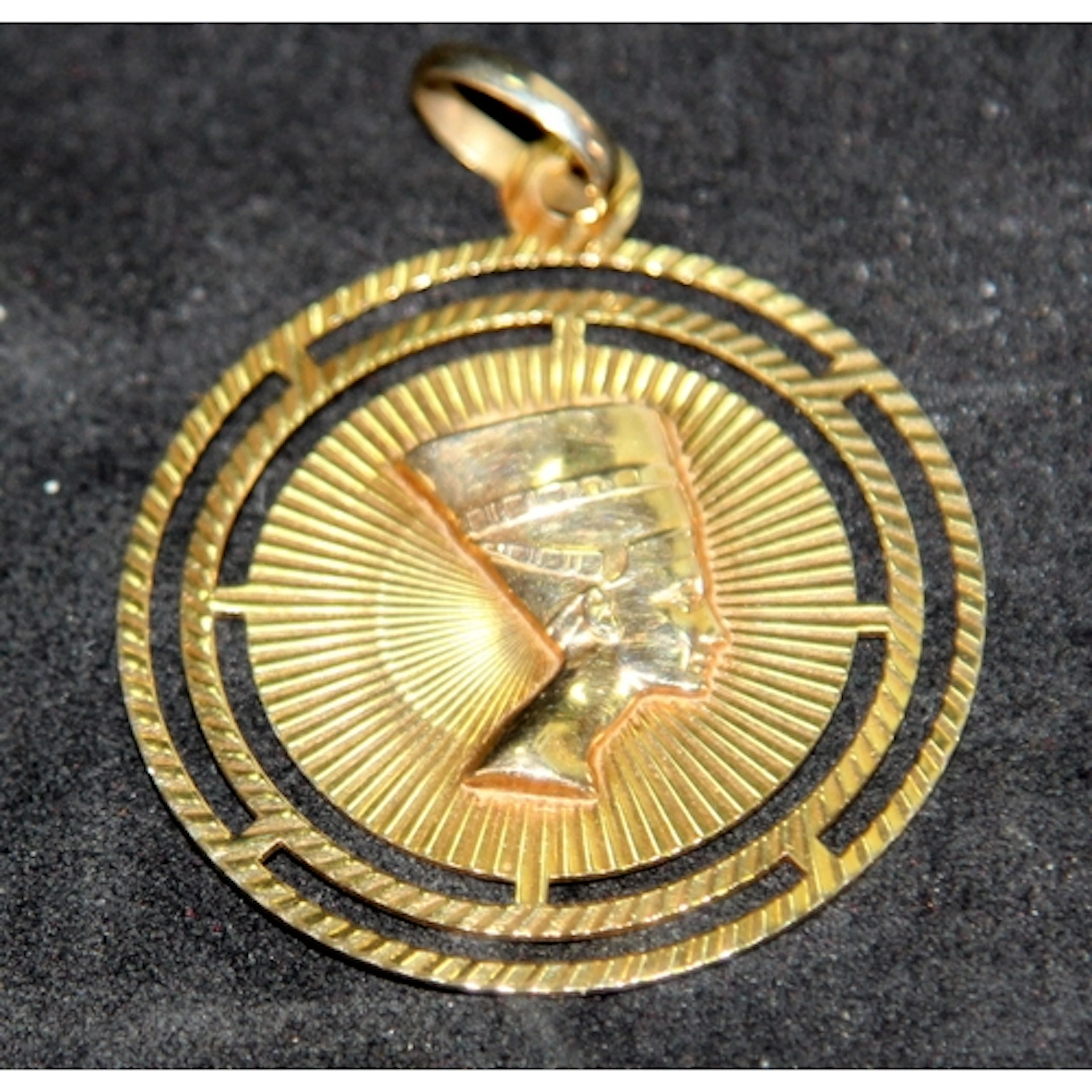 9ct gold disc pendant featuring a profile of Queen Nefertiti...