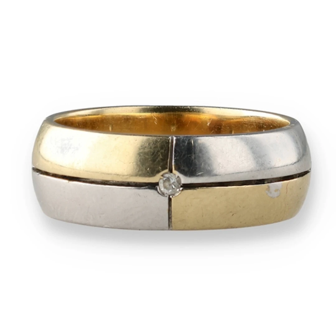 A GOLD RING, ACID TESTS 14CT Weight: 6.9gms