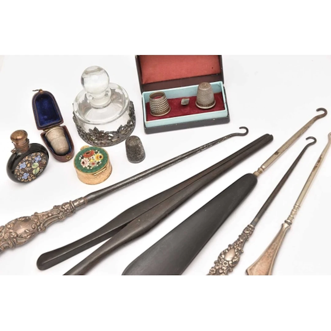 AN ASSORTMENT OF ITEMS, to include three silver handled butt...