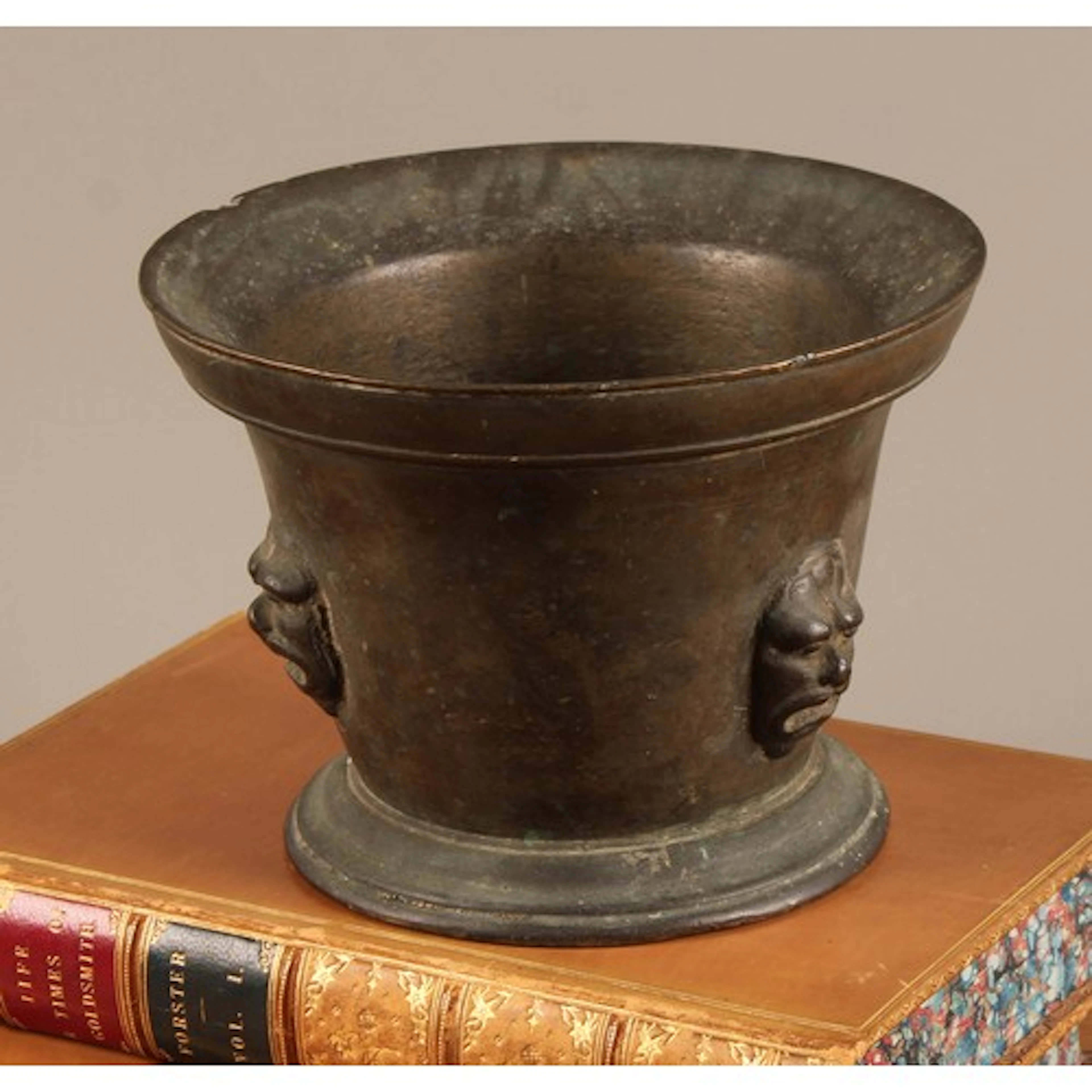 A 17th/18th century bronze bell shaped apothecary mortar, po...