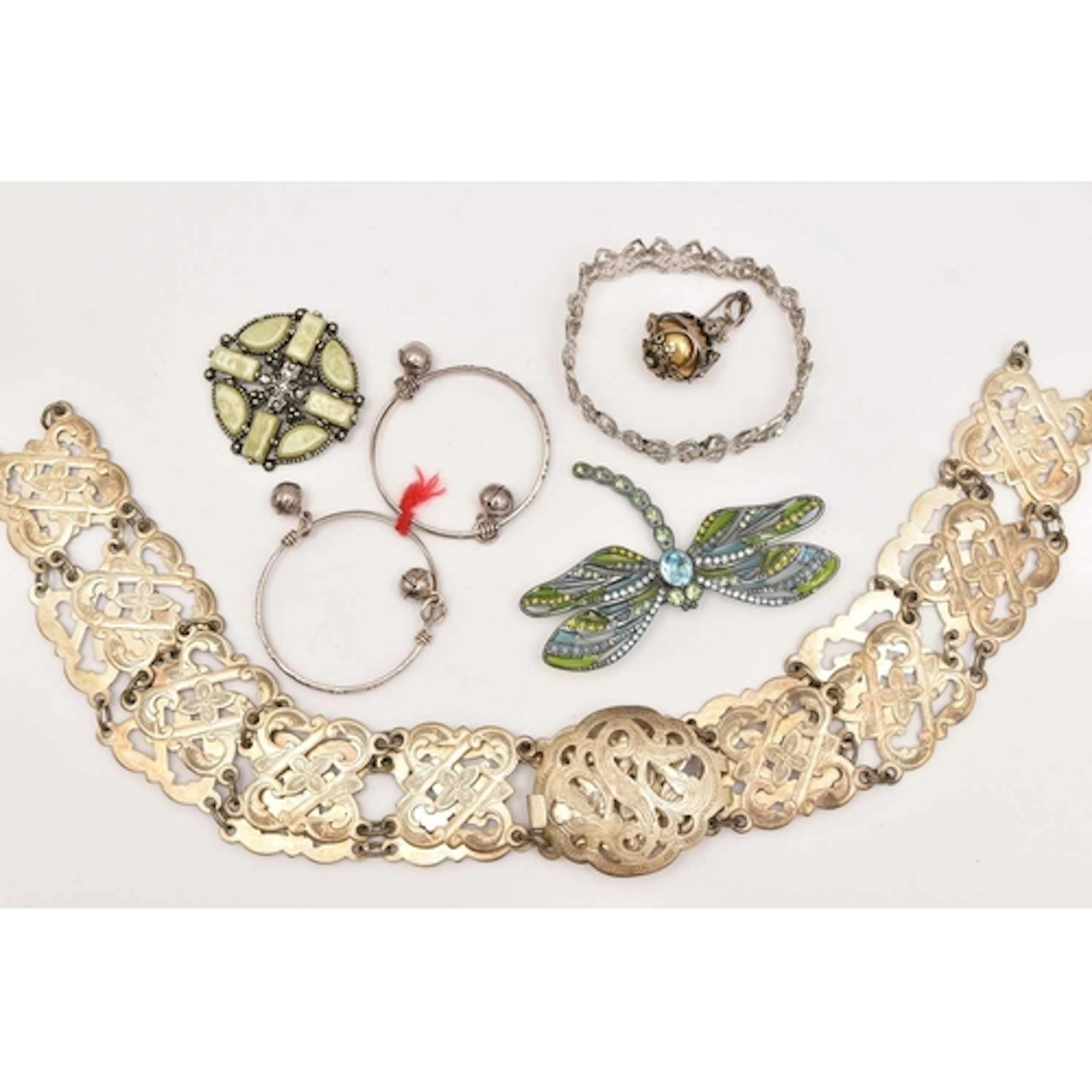 AN ASSORTMENT OF JEWELLERY ITEMS, to include a white metal b...