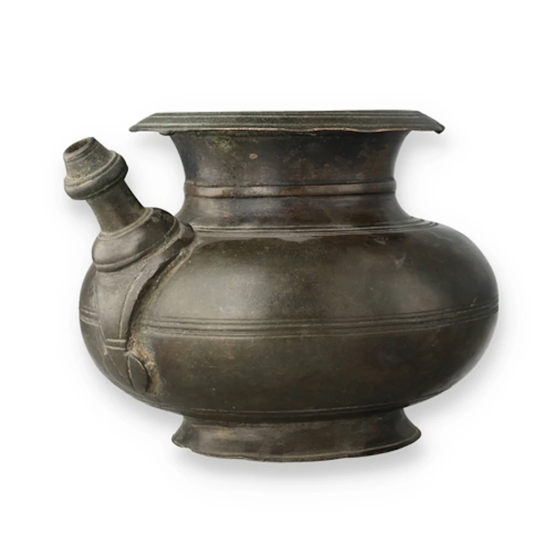 A 17TH C INDIAN BRONZE SPOUTED POURING VESSEL, KERELA, SOUTH...