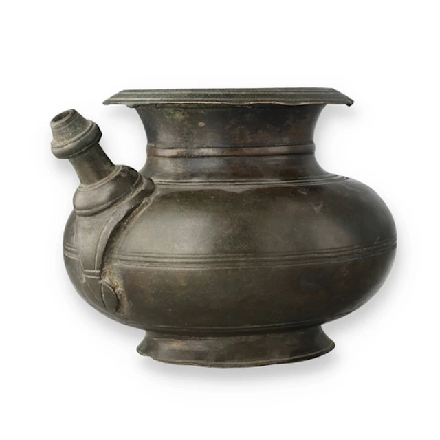 A 17TH C INDIAN BRONZE SPOUTED POURING VESSEL, KERELA, SOUTH...