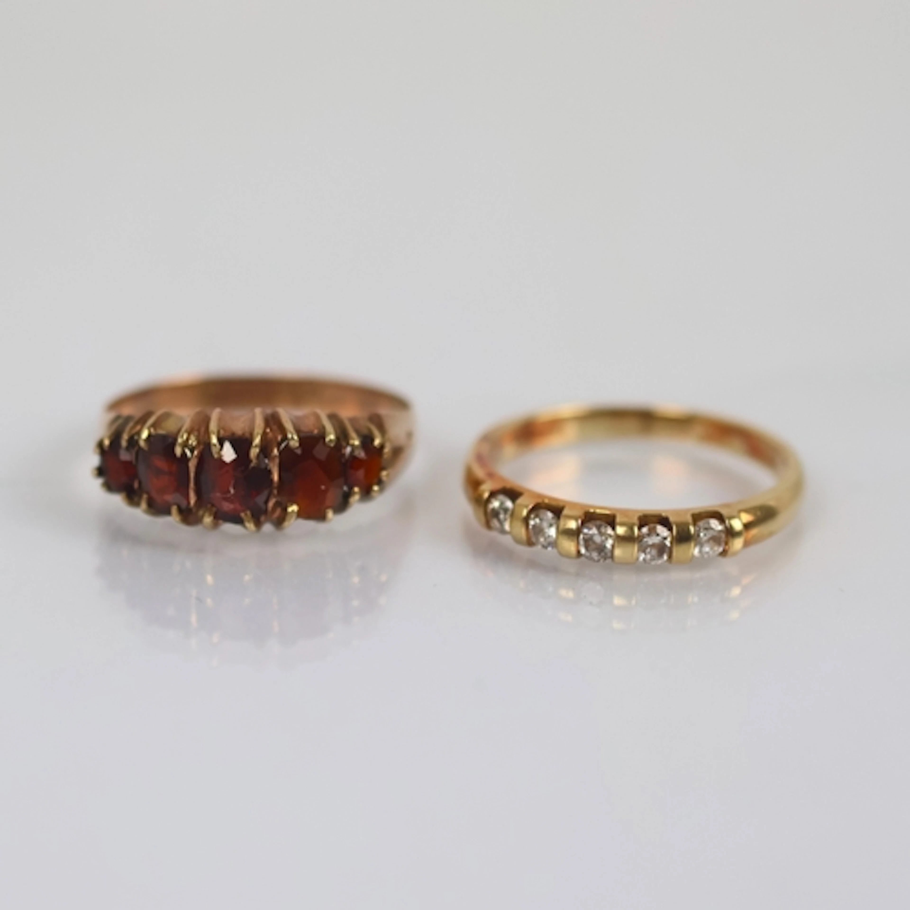 An early 20th century 9ct gold ring, the five graduated garn...
