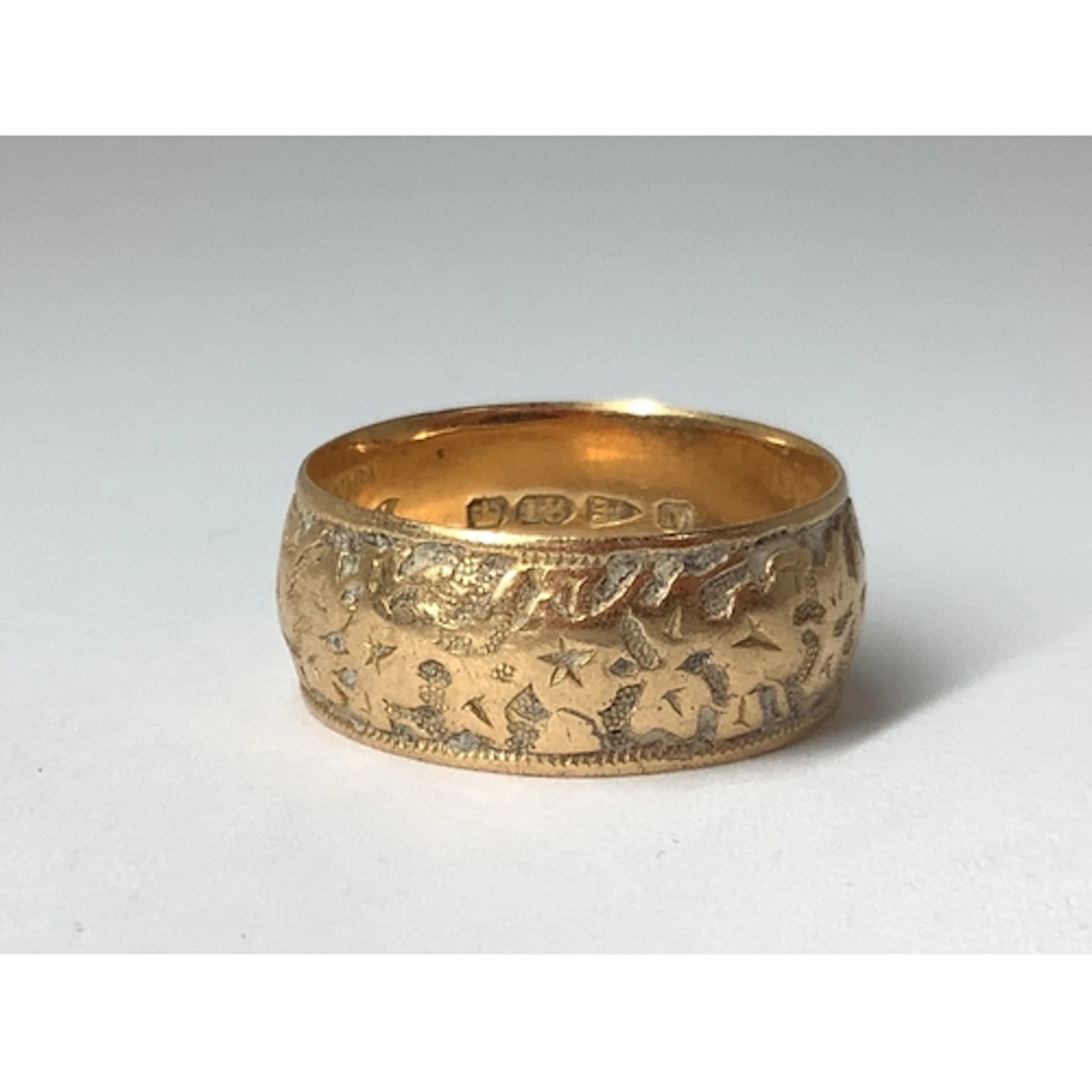 A Victorian Chester Hallmarked 18ct Gold Patterned Wedding B...