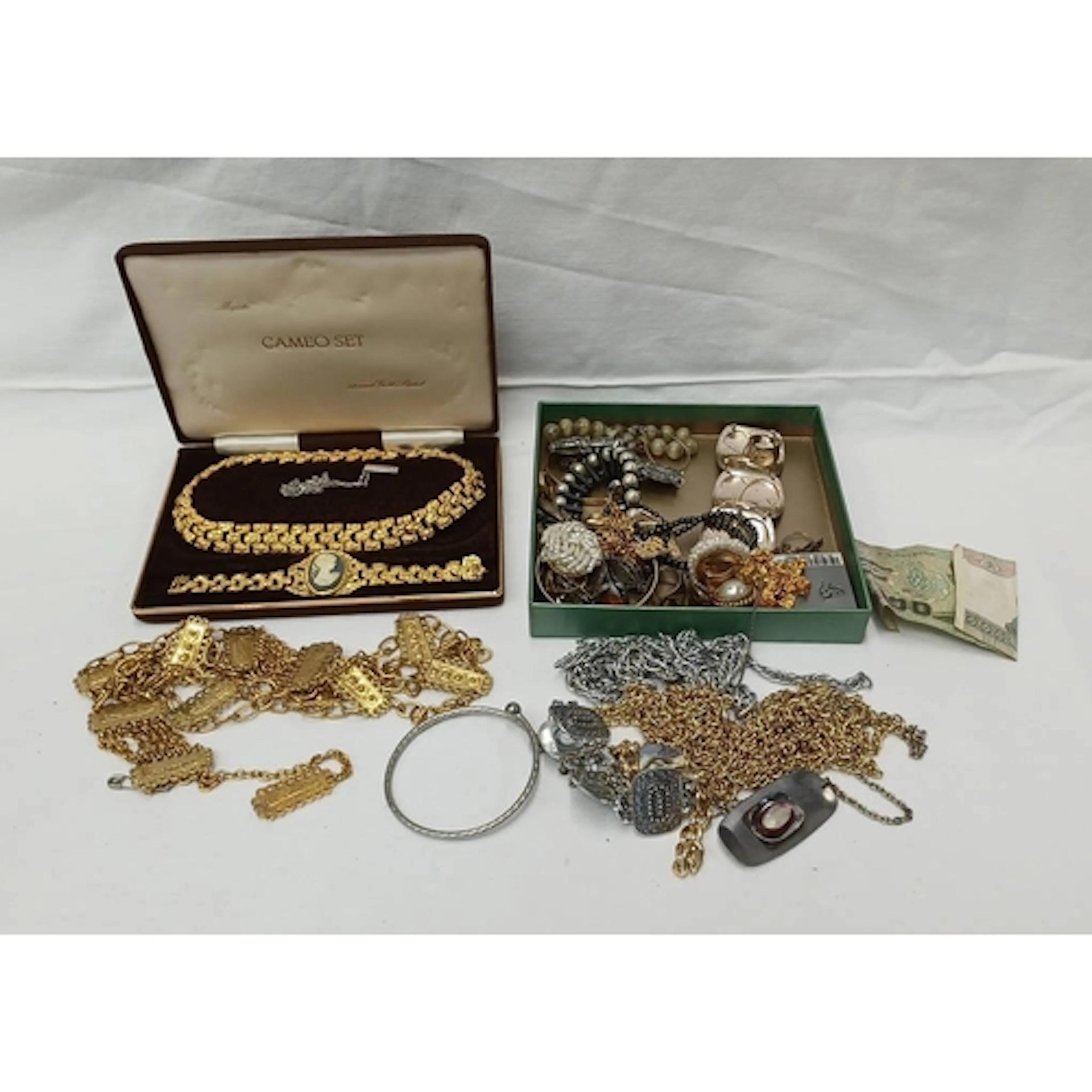 SELECTION OF VARIOUS COSTUME JEWELLERY INCLUDING A CASED MAJ...