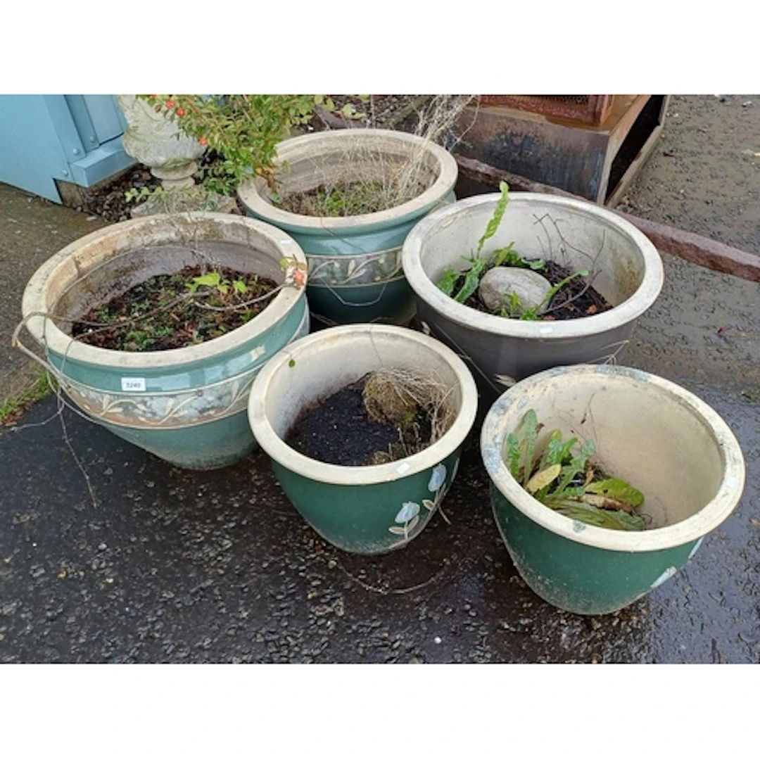 GOOD SELECTION OF GARDEN PLANT POTS