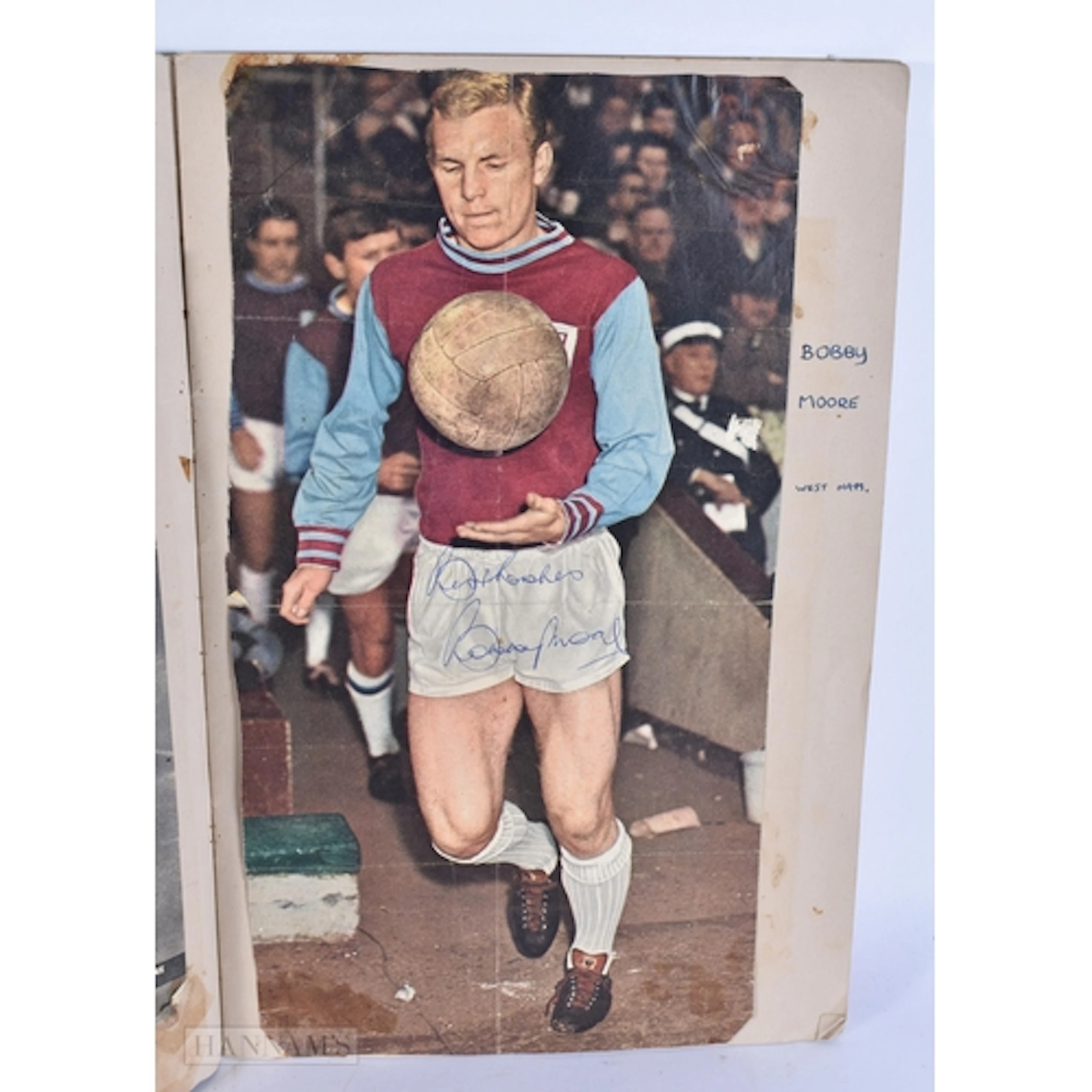AN INTERESTING FOOTBALL AUTOGRAPH SCRAP ALBUM including Bobb...