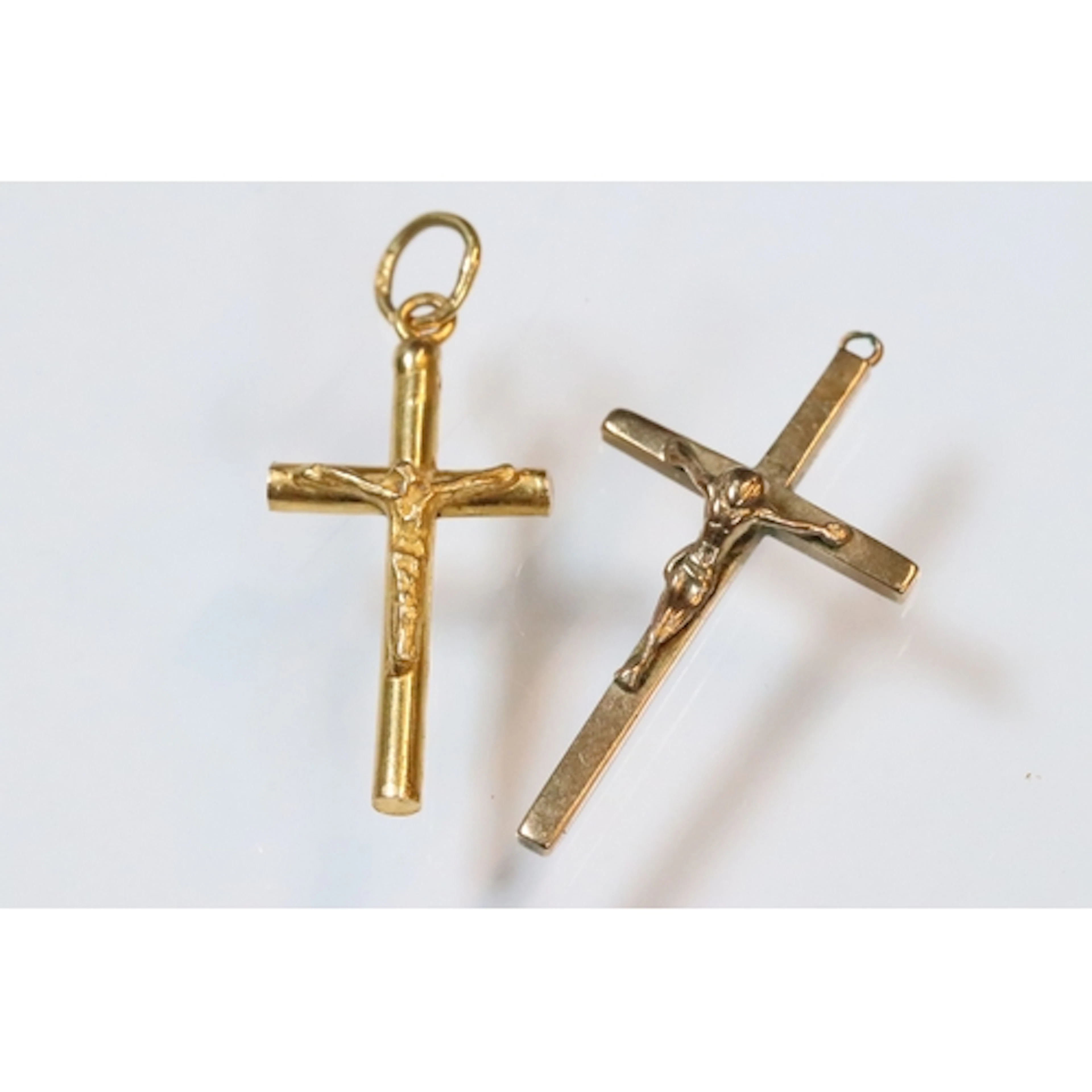 18ct gold crucifix pendant (marked 18ct to bale) together wi...