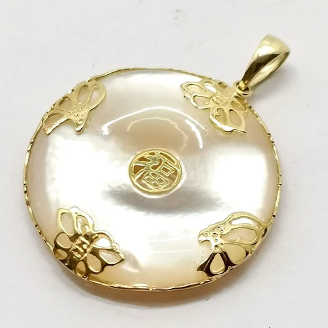 14ct marked gold Chinese mother of pearl pendant with butter...