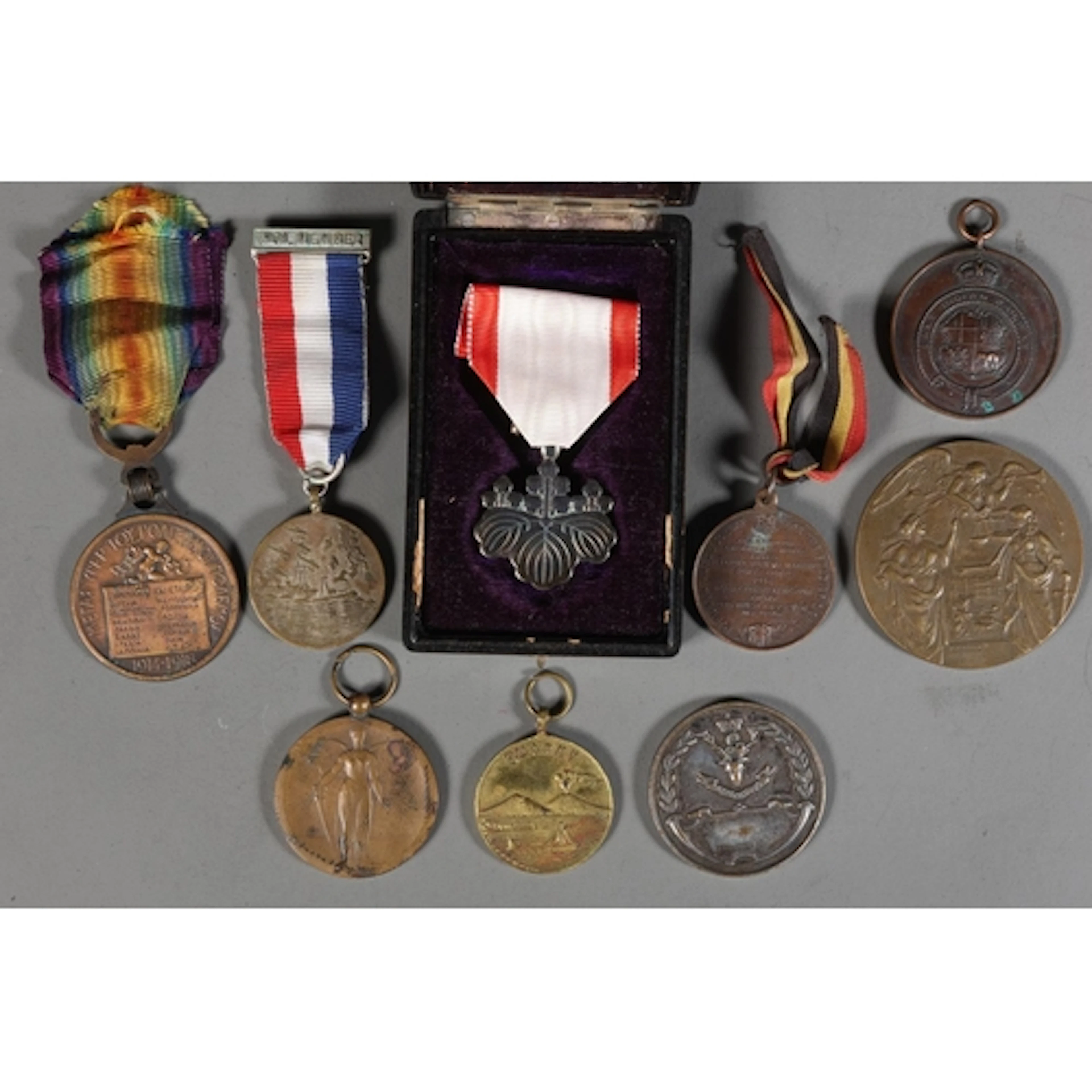 Japanese Order of the Rising Sun medal in issue box. Elking...