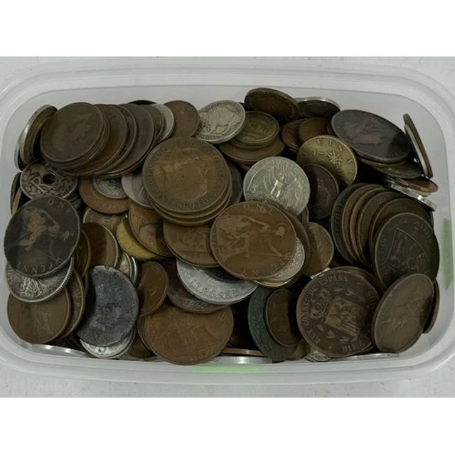 Coins: a box of circulated coins, to include British, Europe...