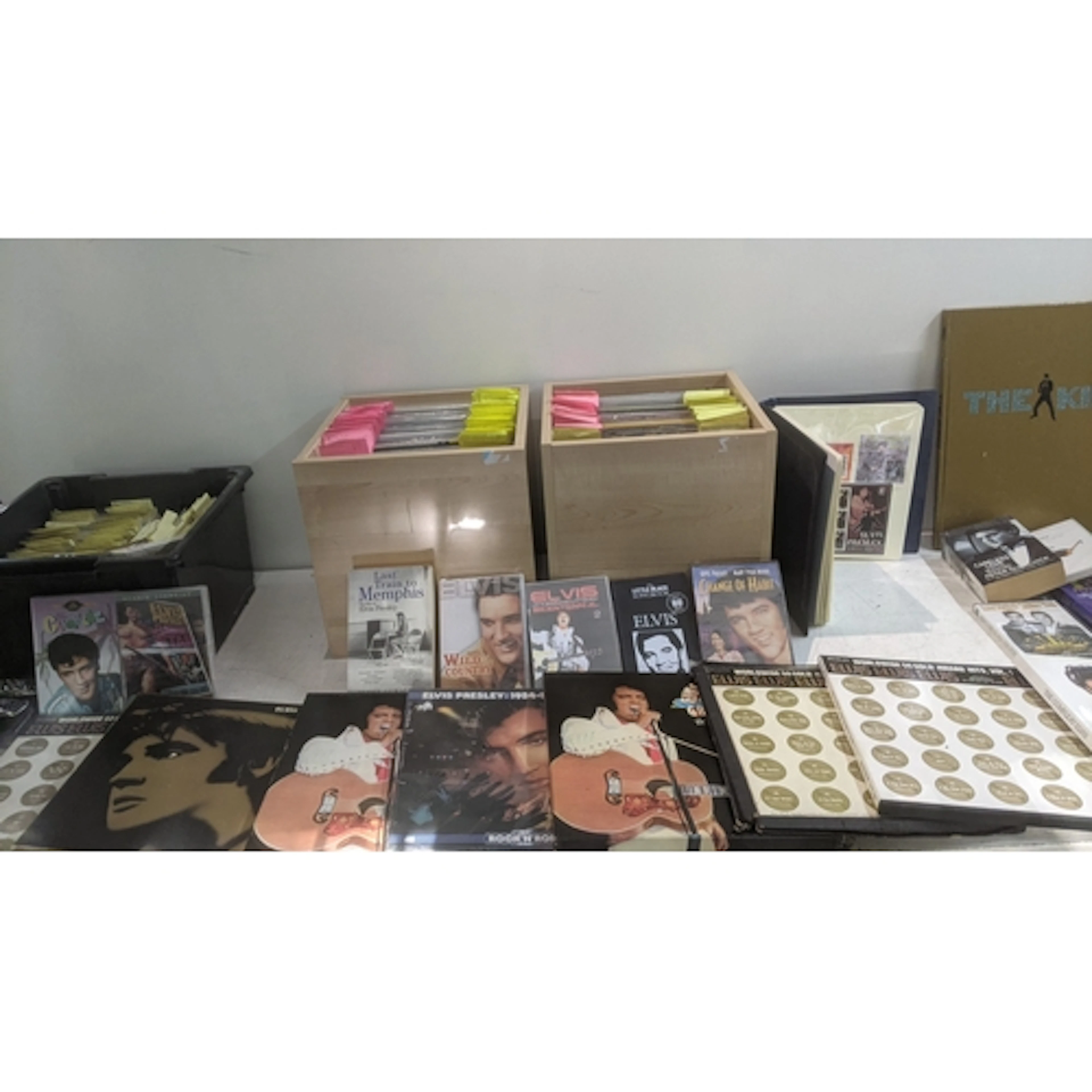 Elvis Presley related collectables to include a comprehensiv...