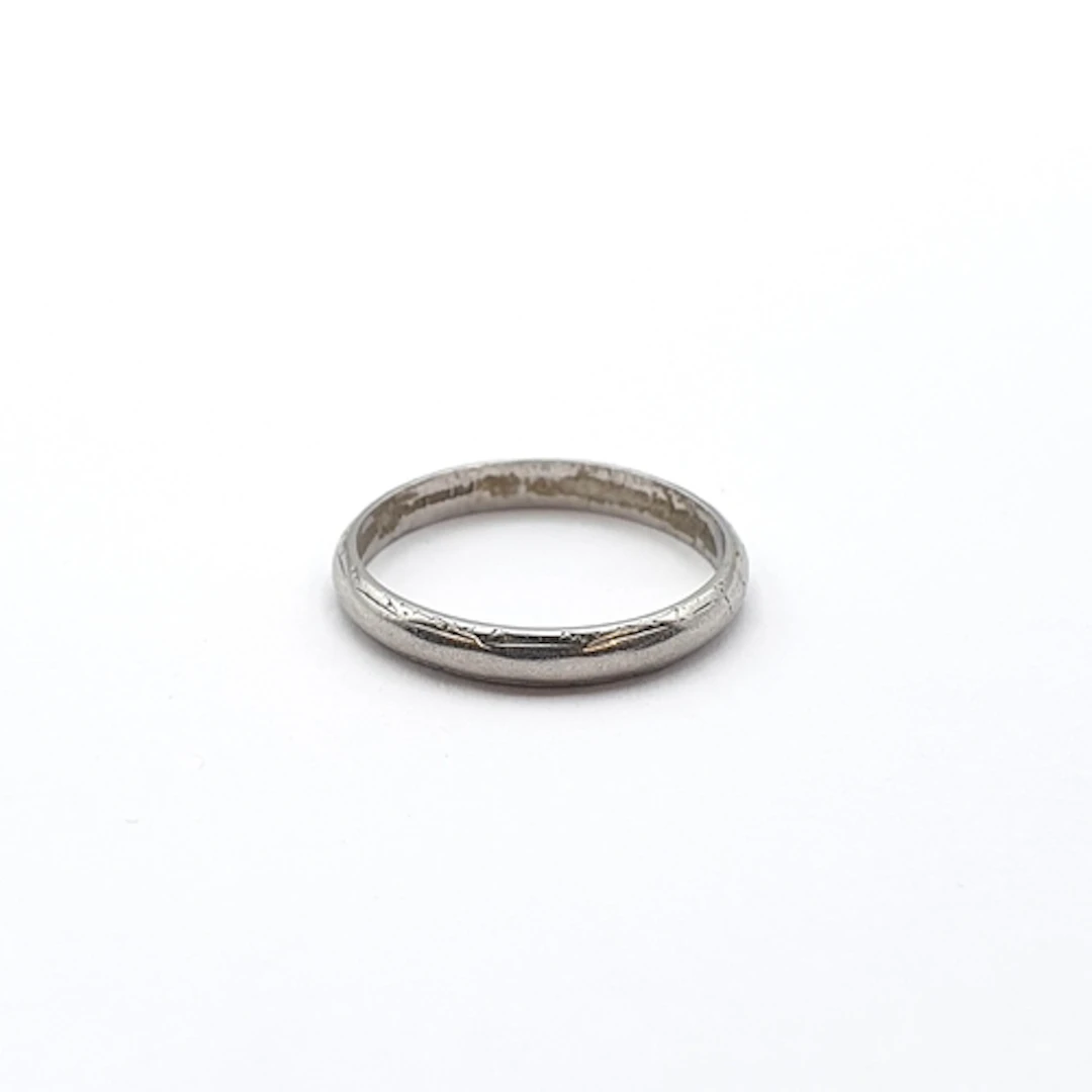 A platinum Wedding Band, ring size N, 2.9gms