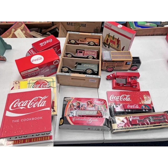 COCA COLA AUTOMOTIVE MEMORABILIA TO INCLUDE DIE CAST LORRY, ...