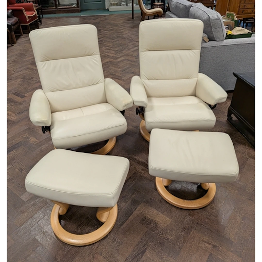 A pair of Ekornes stressless cream leather reclining easy ch...