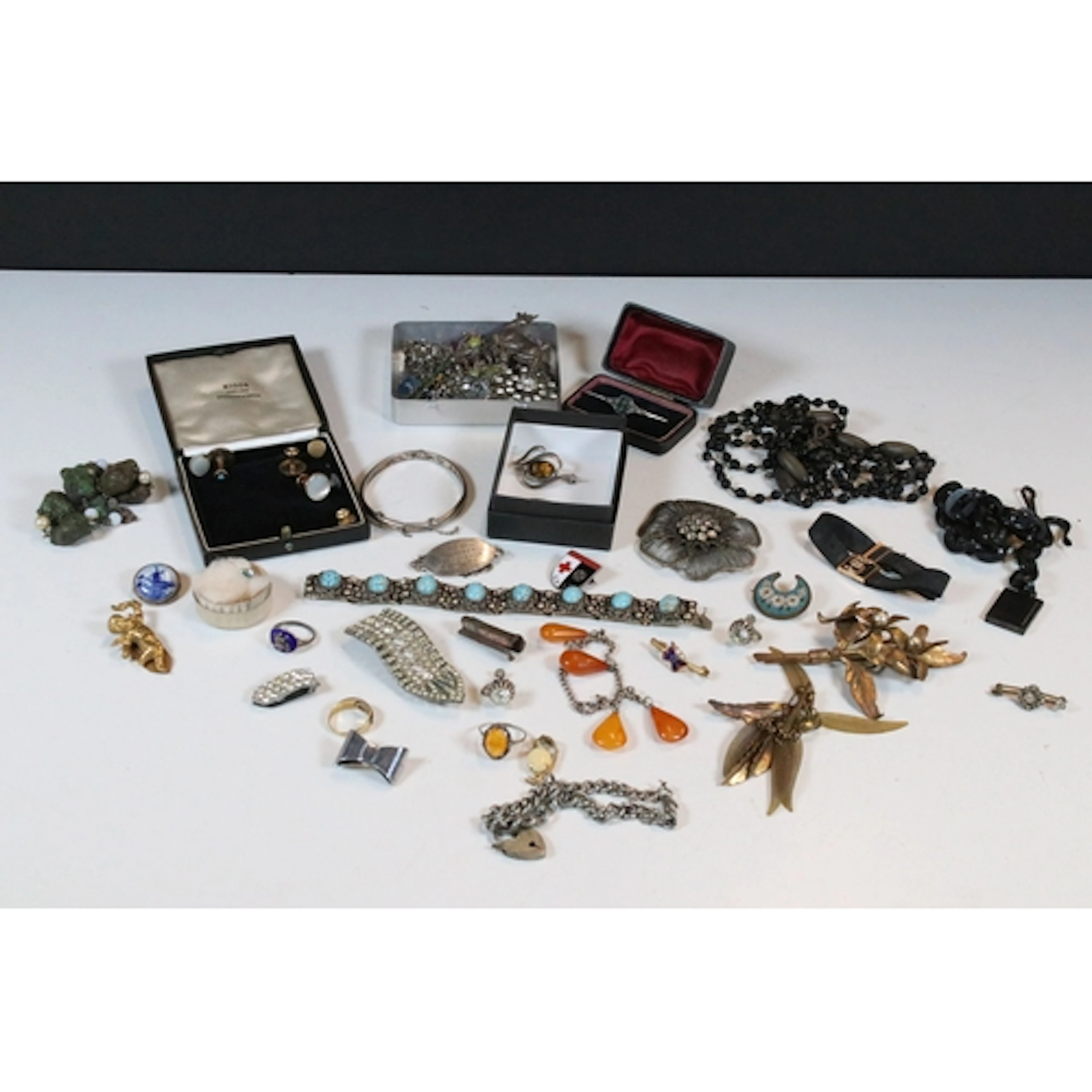 Collection of mixed costume jewellery to include brooches, e...