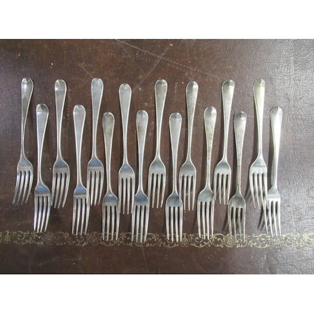 A set of 16 Georgian silver dessert forks, weight 17oz
