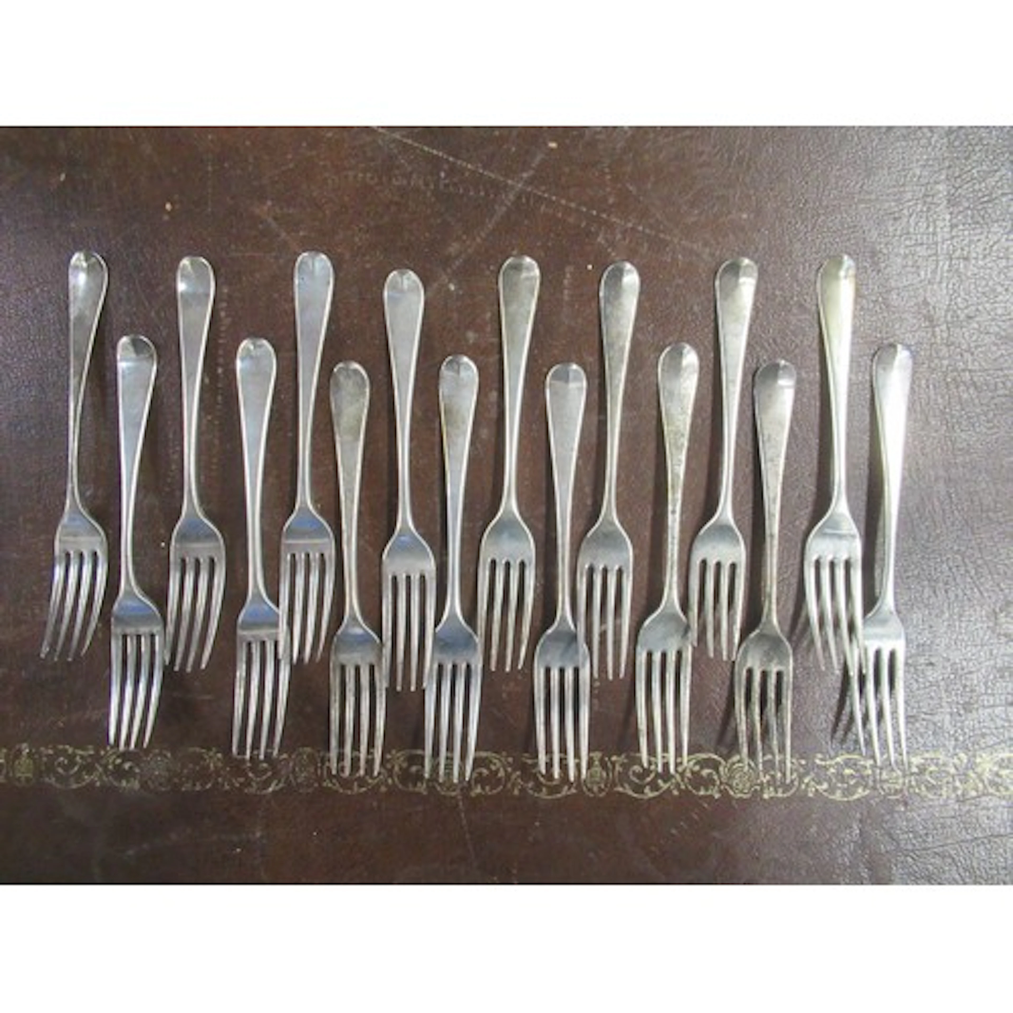 A set of 16 Georgian silver dessert forks, weight 17oz