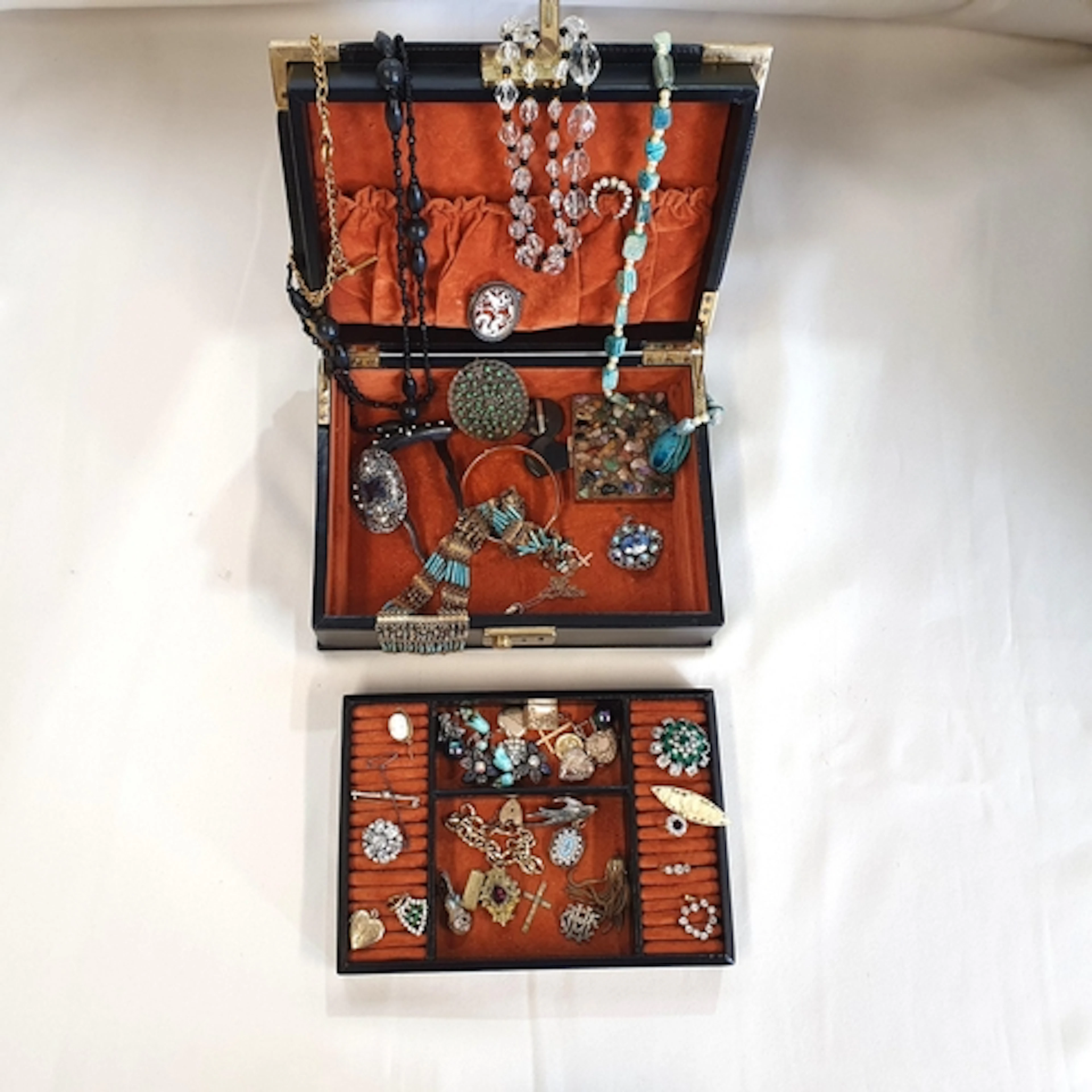 A Jewel Box containing an interesting collection of vintage ...