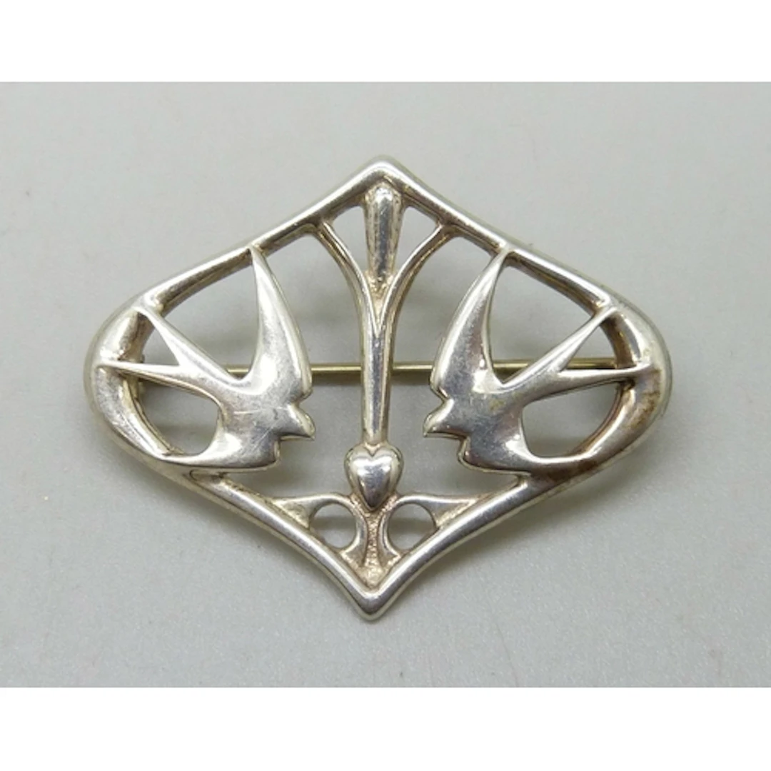 An Ola Gorie Scottish silver brooch with bird design, 3.5cm