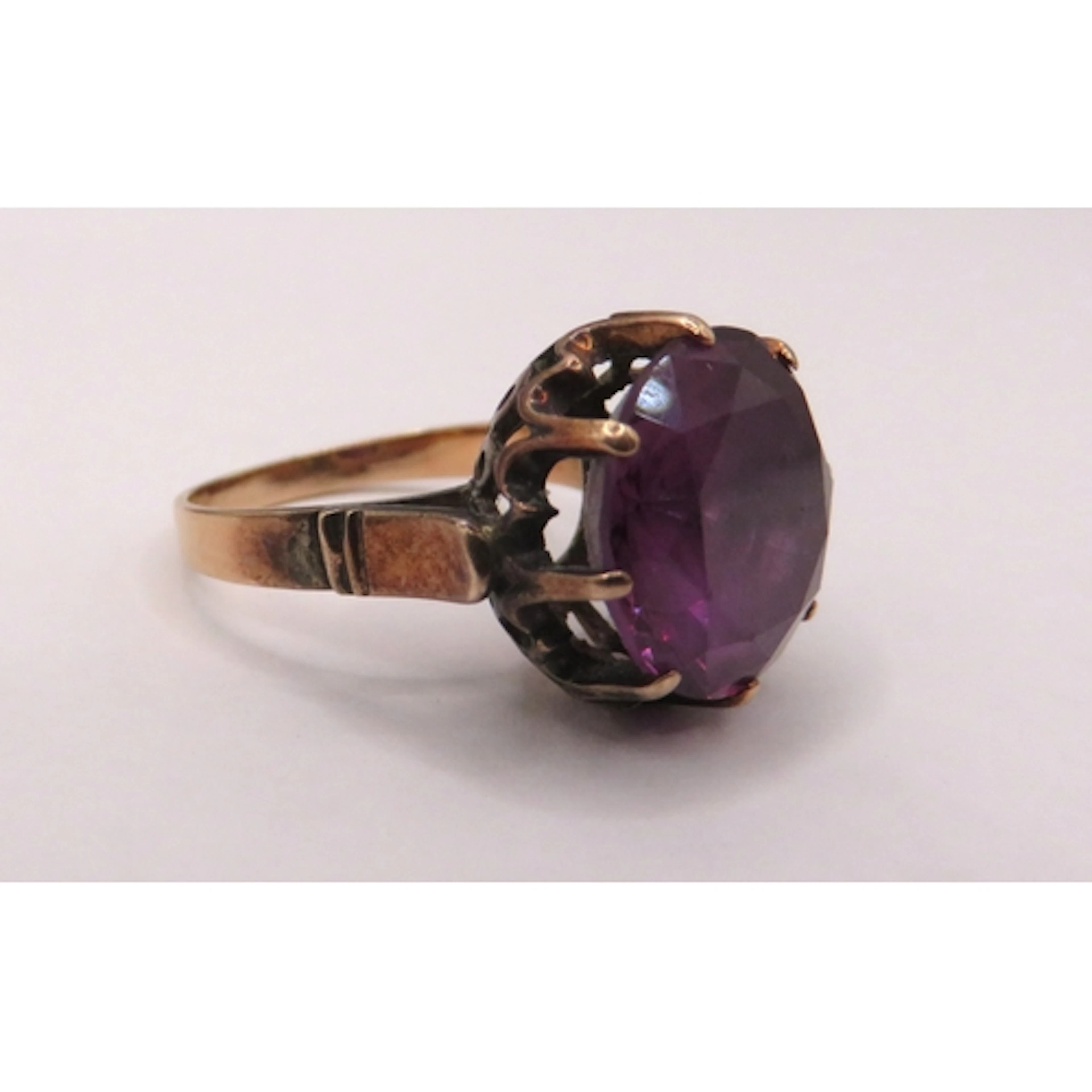 14ct Yellow gold circular alexandrite ring, size N, 6.2g