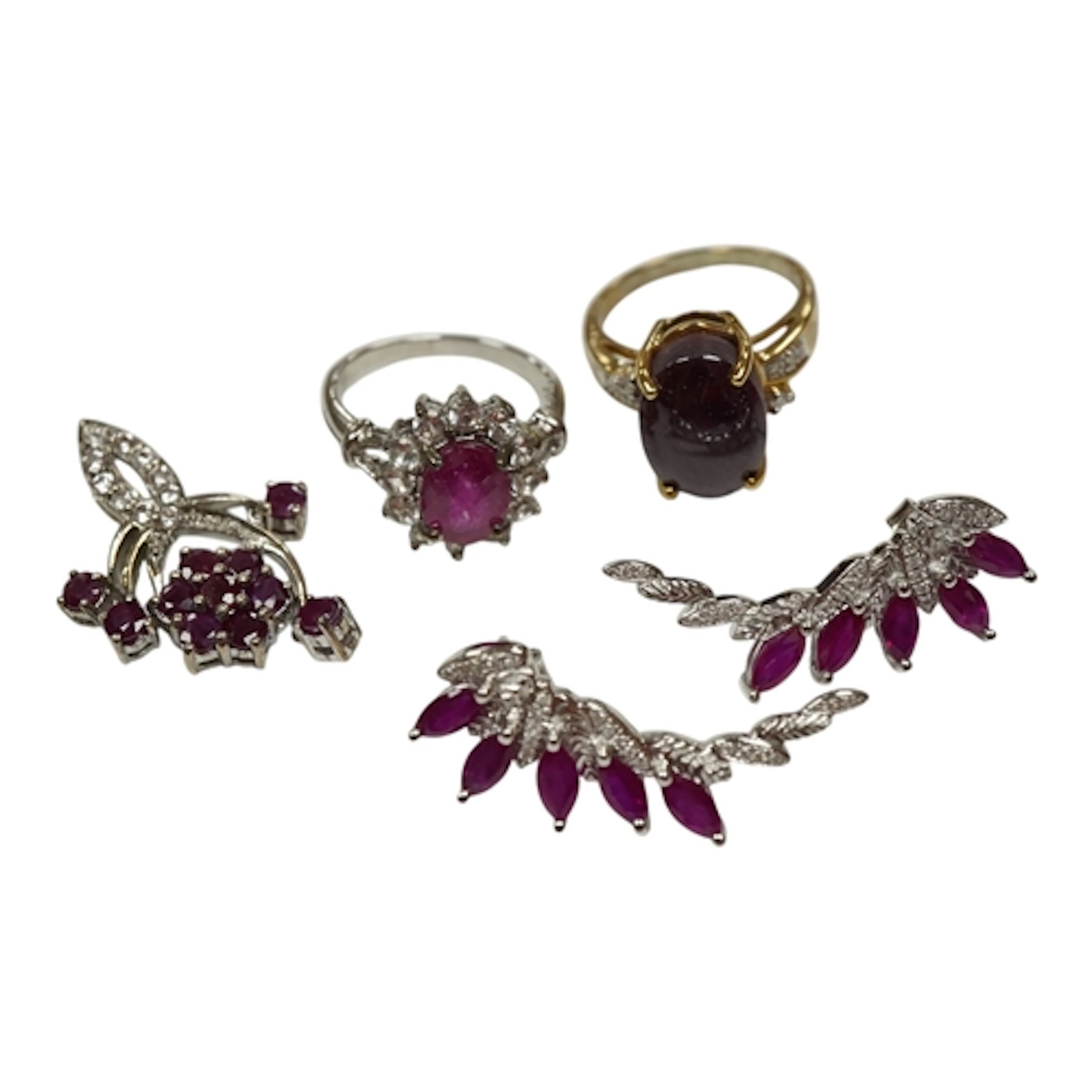 A recent 9ct gold and single stone cabochon star ruby ring, ...