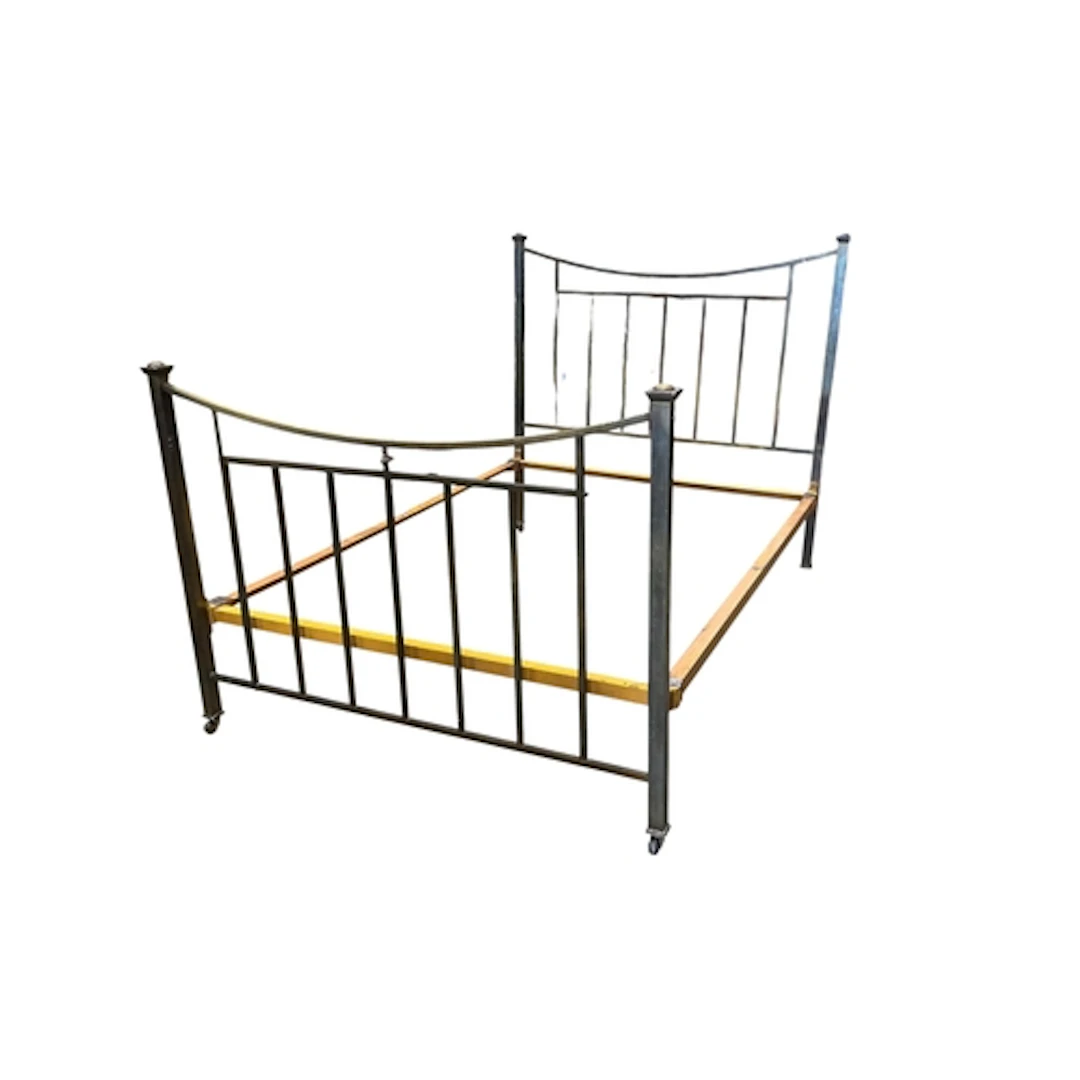 An Edwardian brass bedframe, width 140cm, length 205cm, heig...