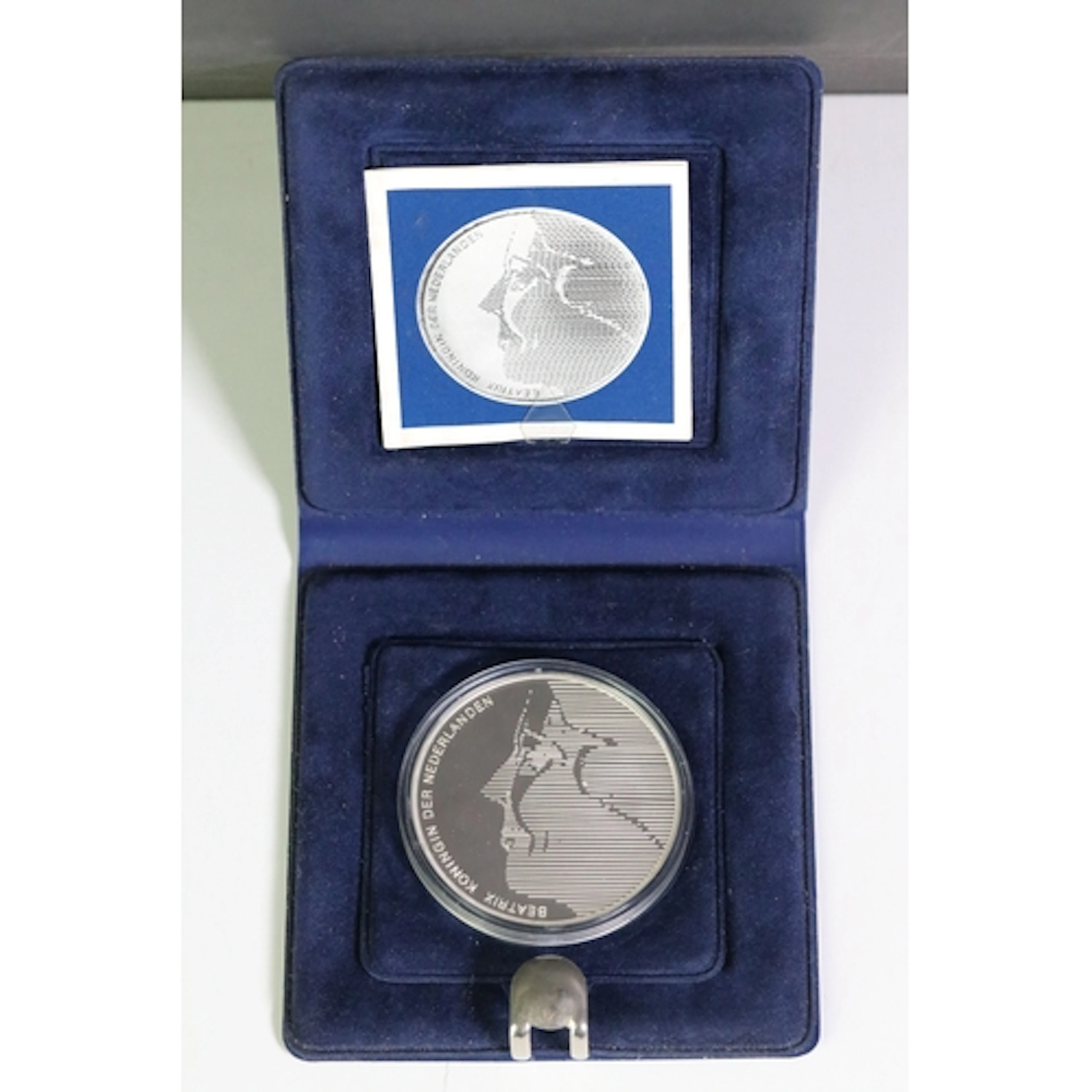 A Netherland silver proof commemorative Beatrix Koningin Der...