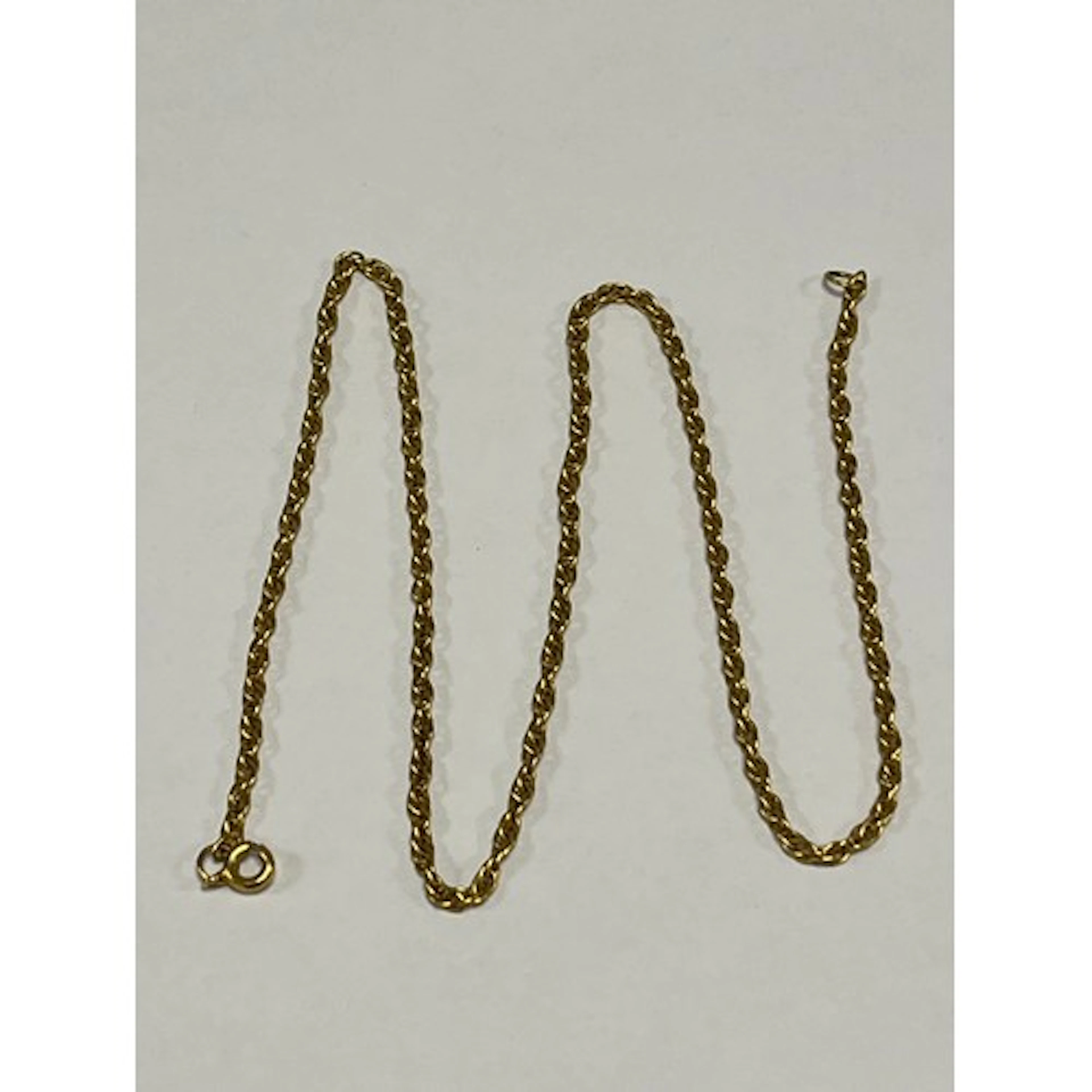 9ct gold rope twist chain, gross weight 4.5g.