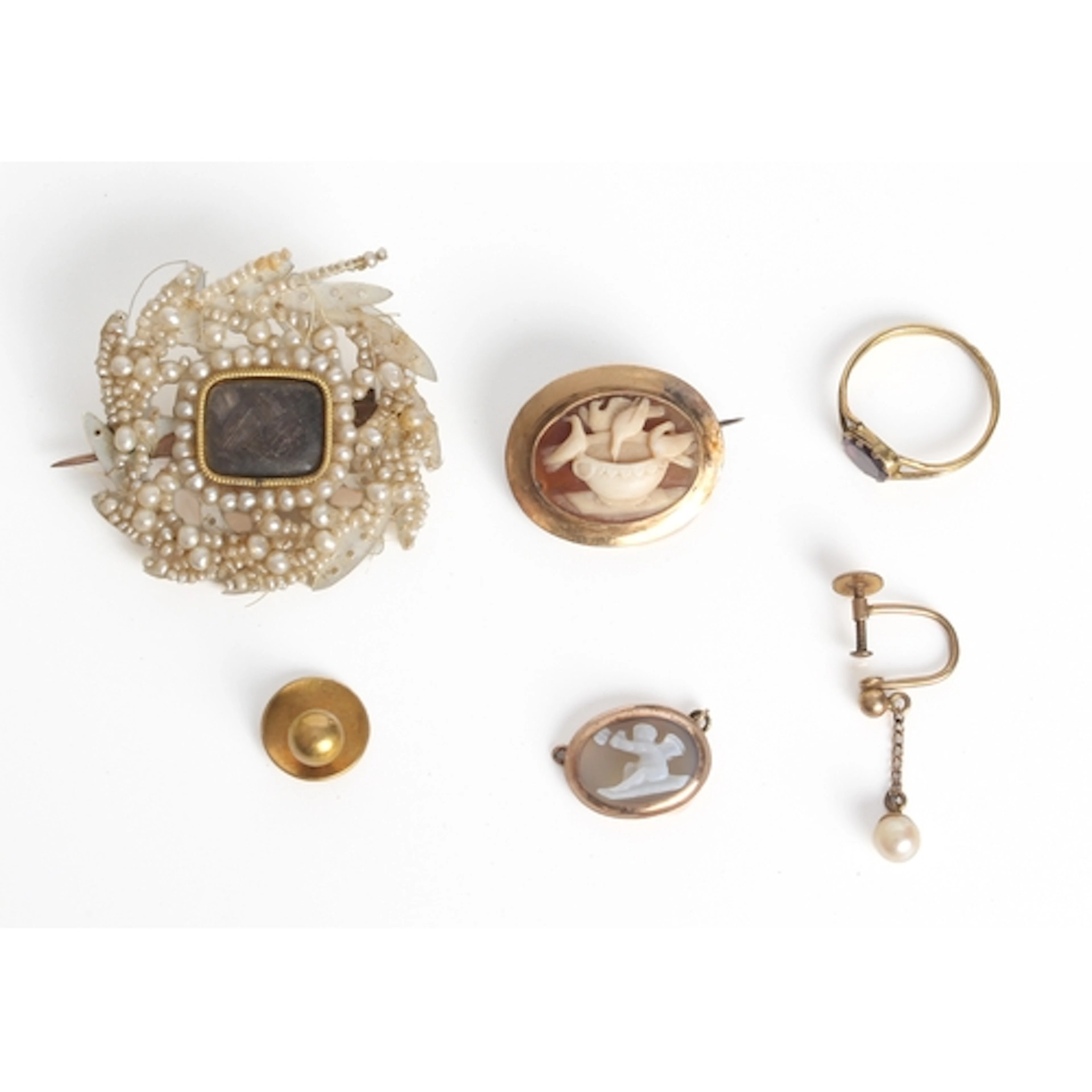 A small group of antique gold and yellow metal jewellery - i...