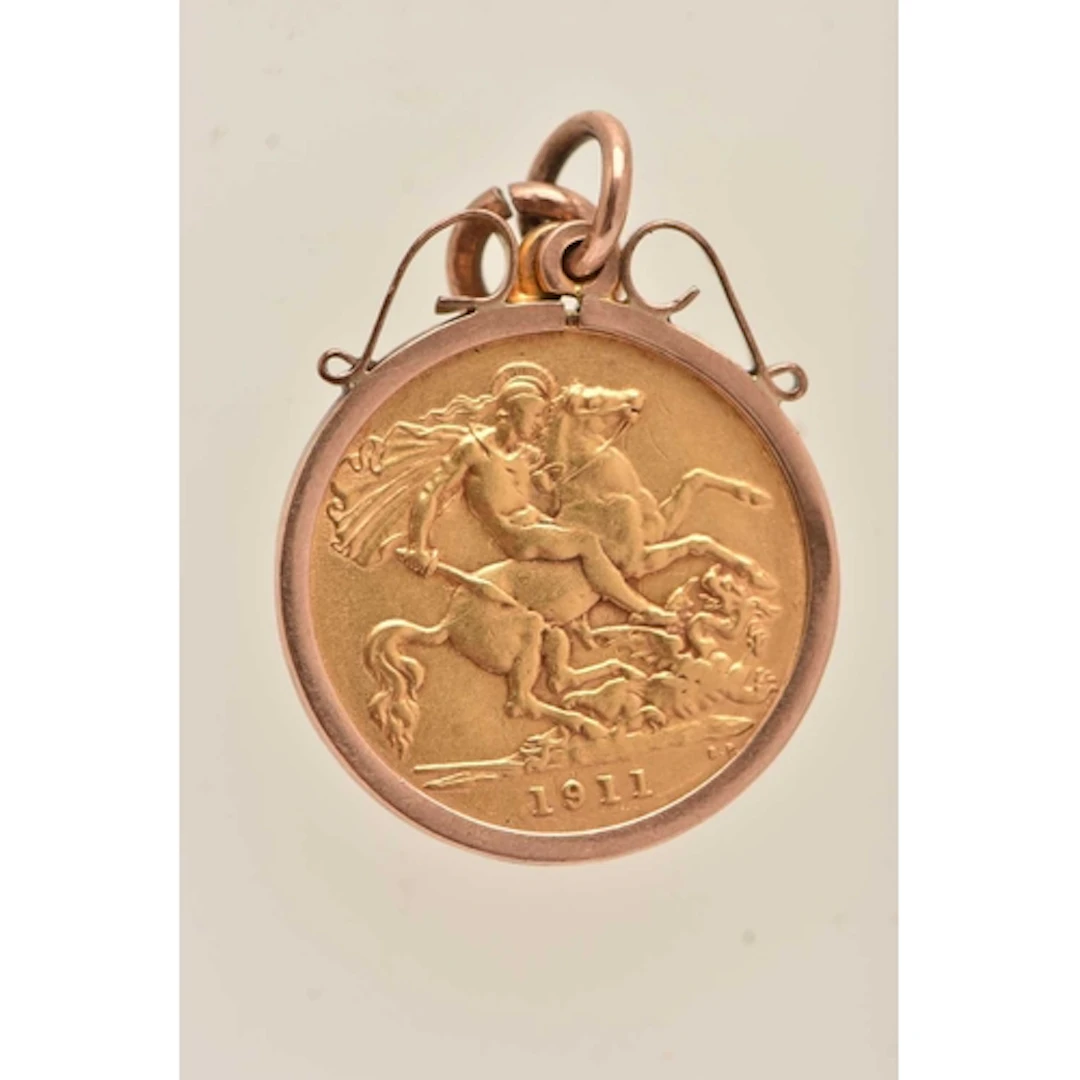 A MOUNTED HALF GOLD SOVEREIGN COIN PENDANT, George V, dated ...