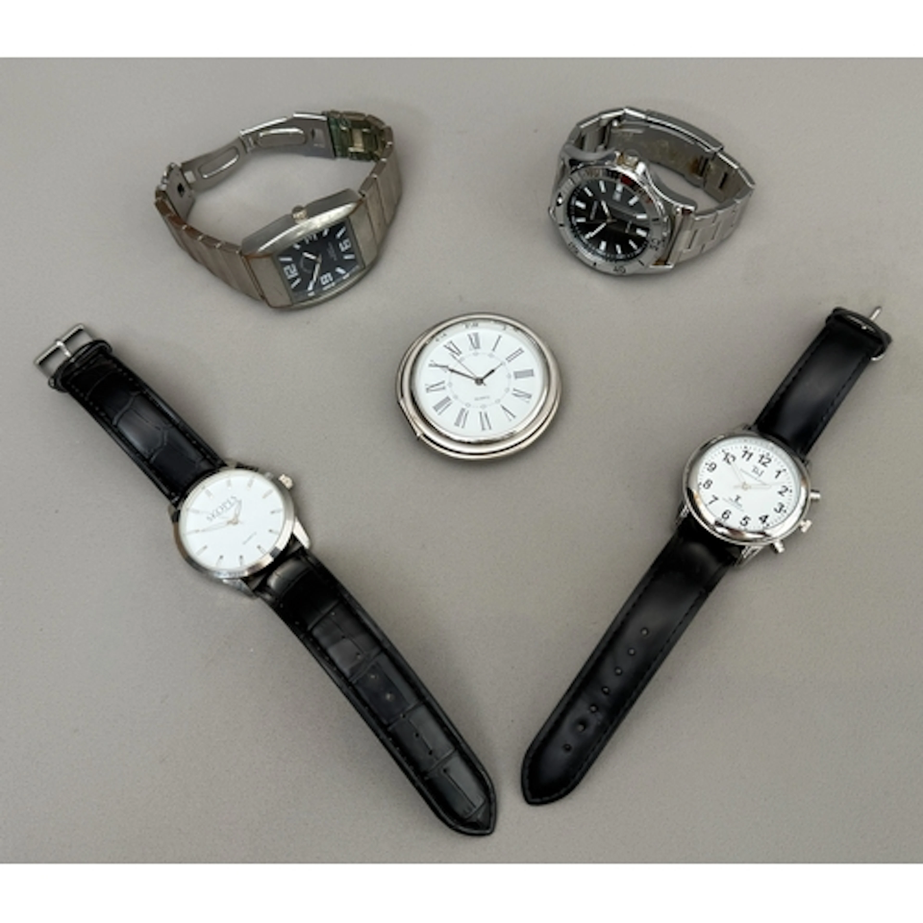 A group of four men's quartz wristwatches - comprising a Sek...