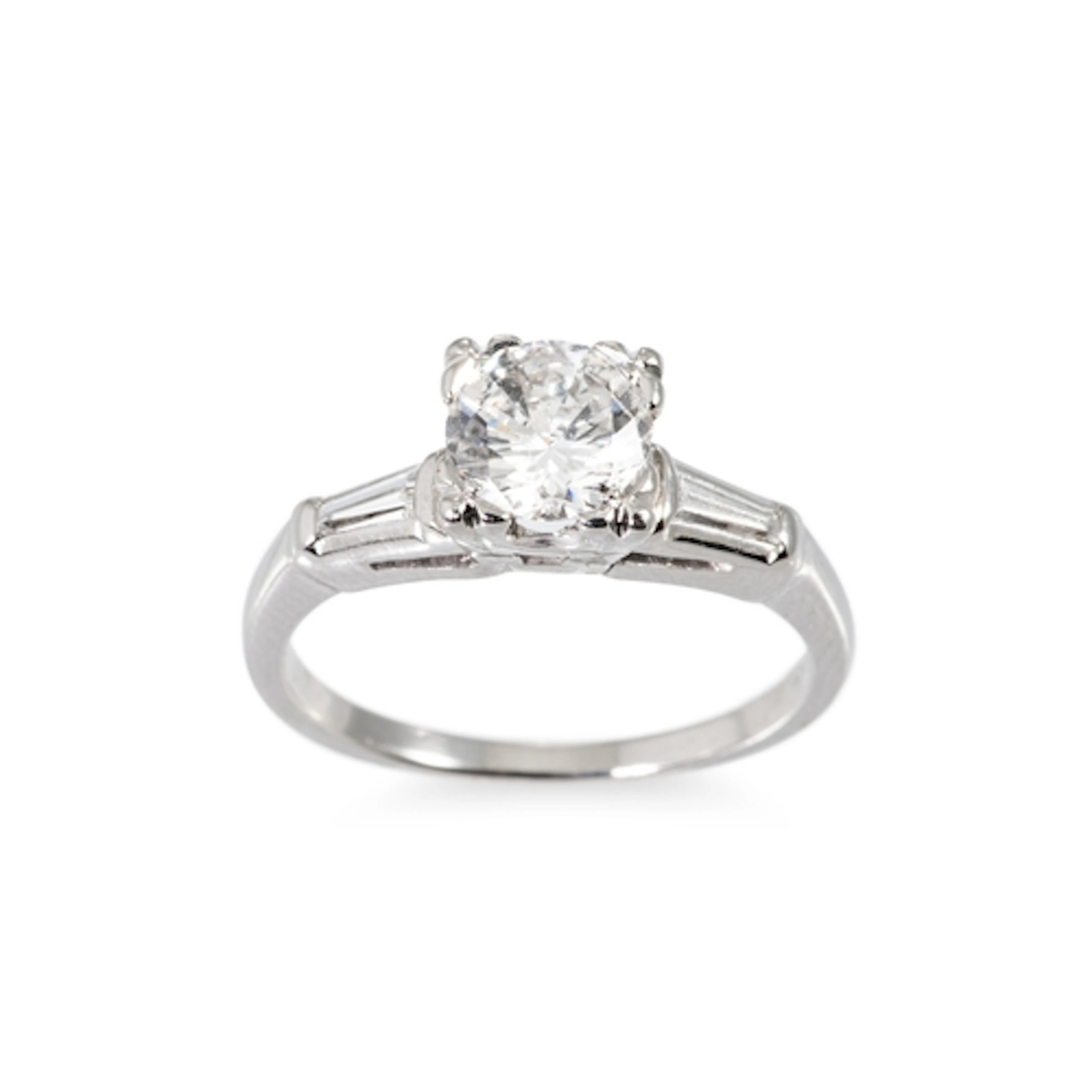 A 1940'S VINTAGE DIAMOND SOLITAIRE RING, the principal trans...