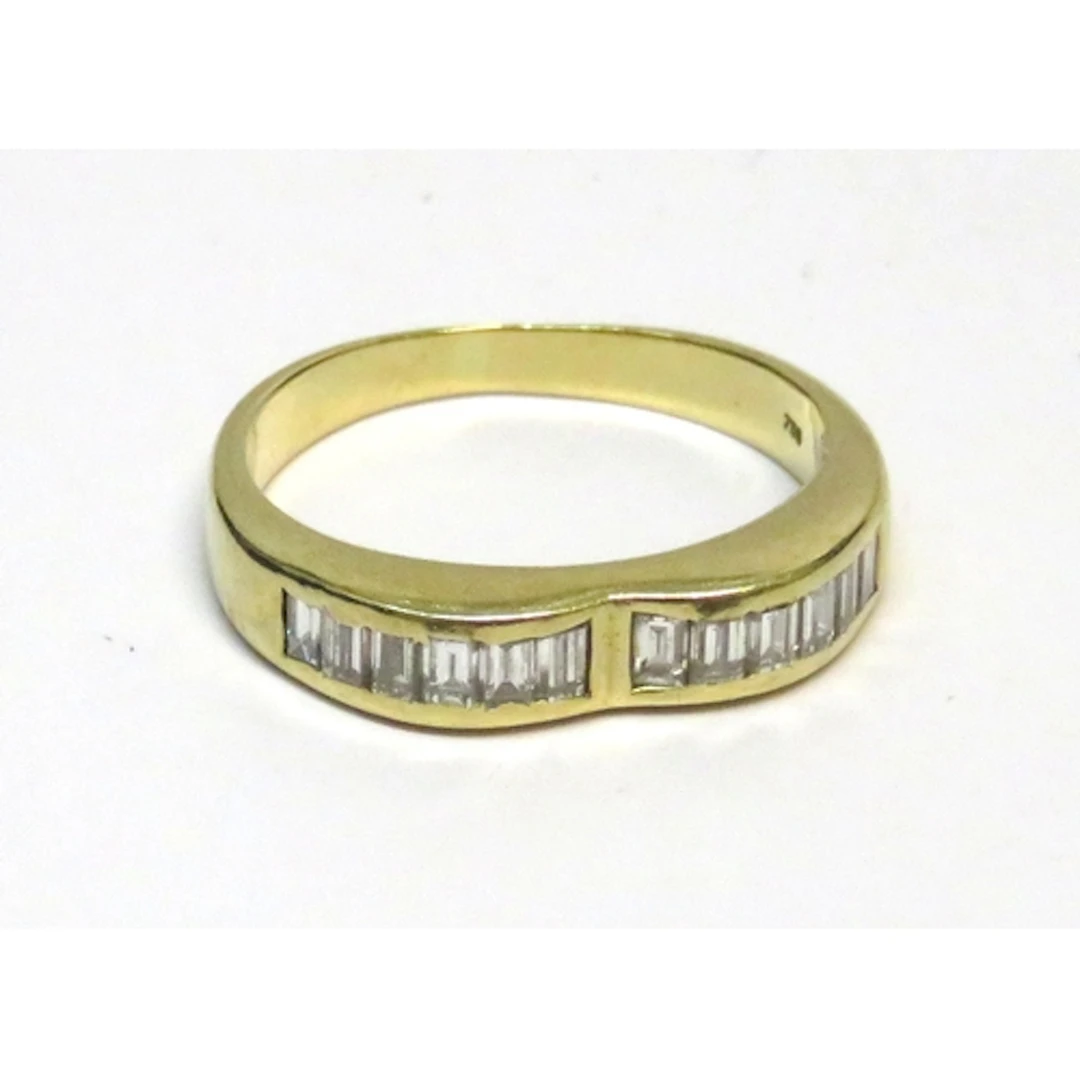 18ct Gold heart shaped half eternity ring, set twelve baguet...