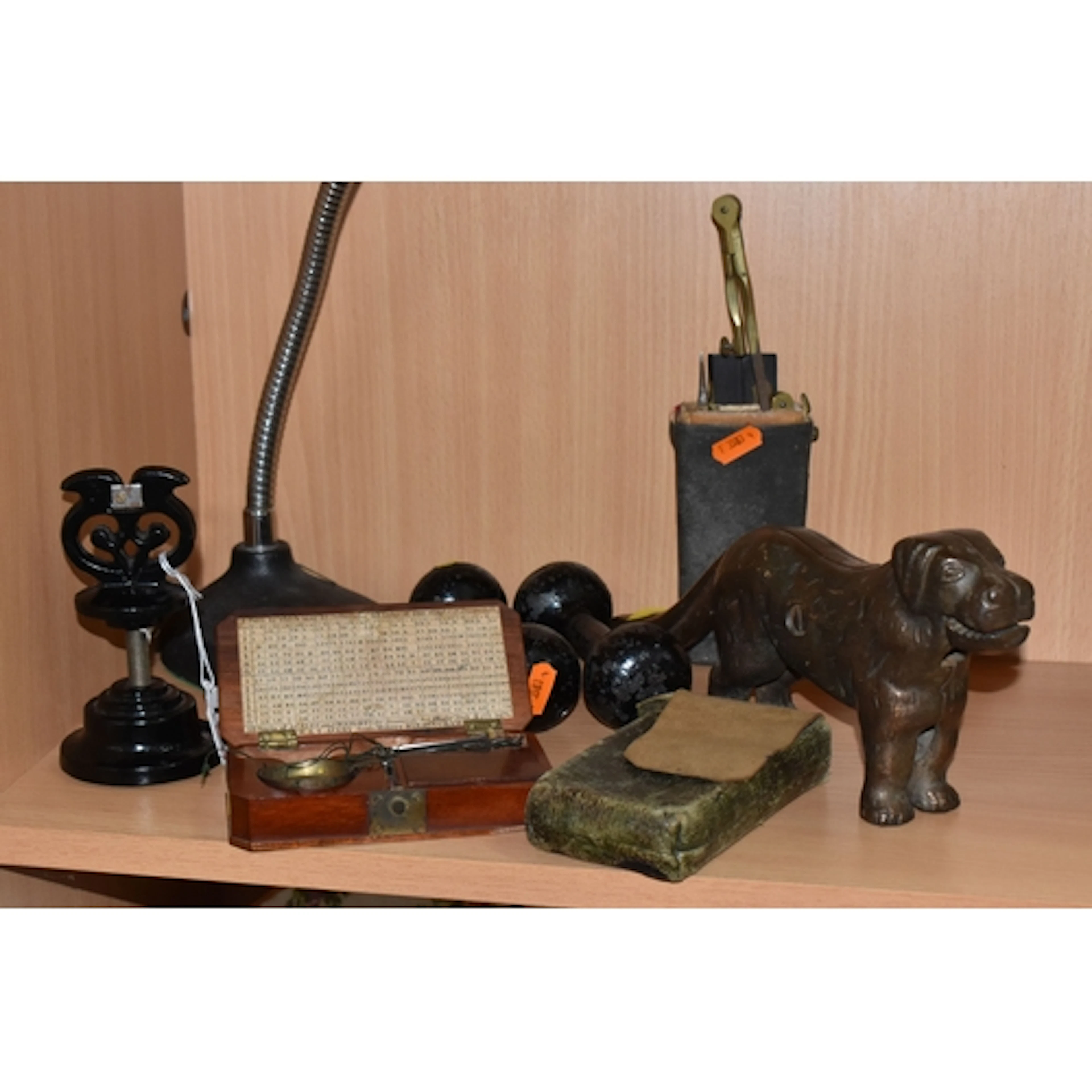 A GROUP OF ASSORTED VINTAGE ITEMS to include an Avery boxed ...