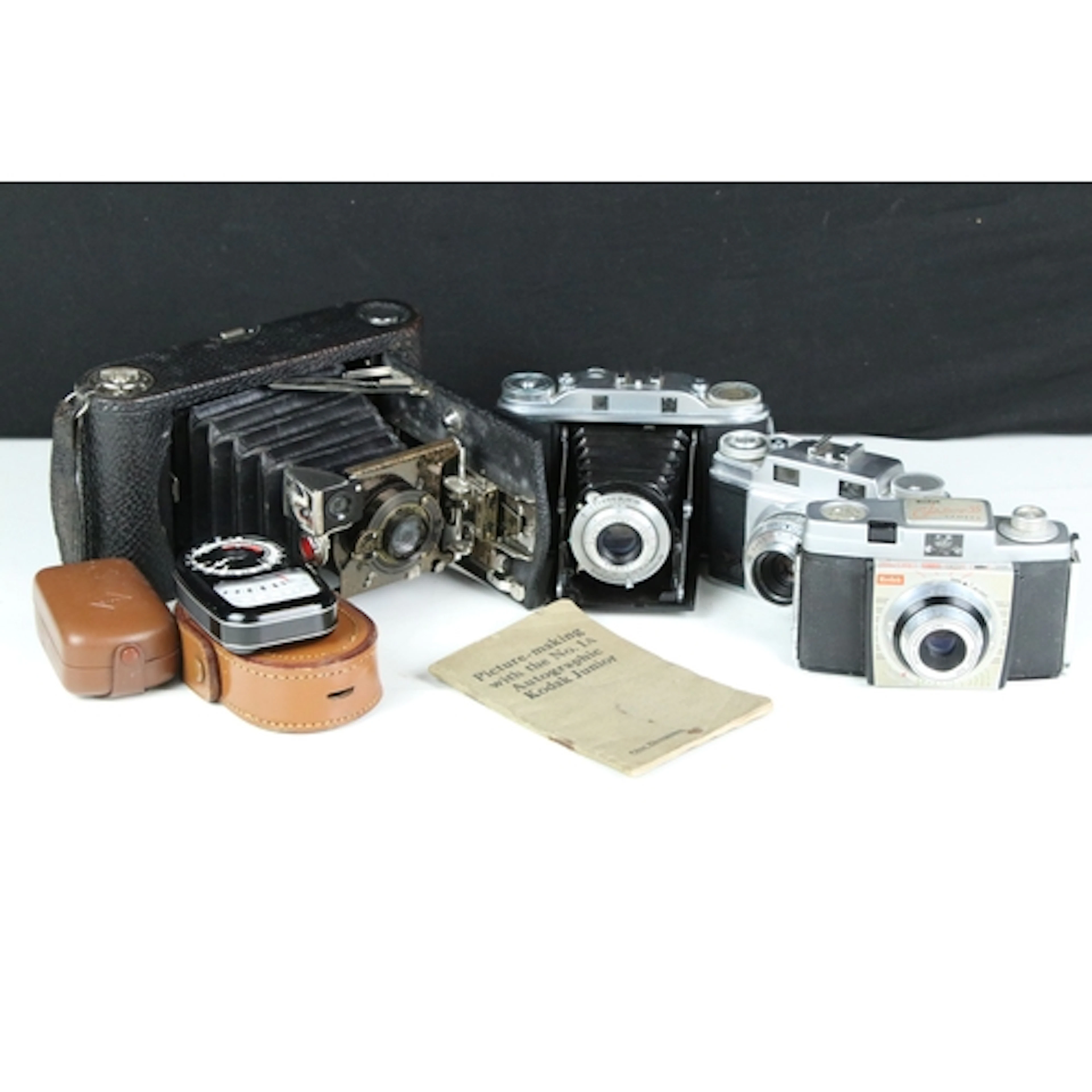 Vintage cameras to include Kodak 'Colour Snap 35', examples ...